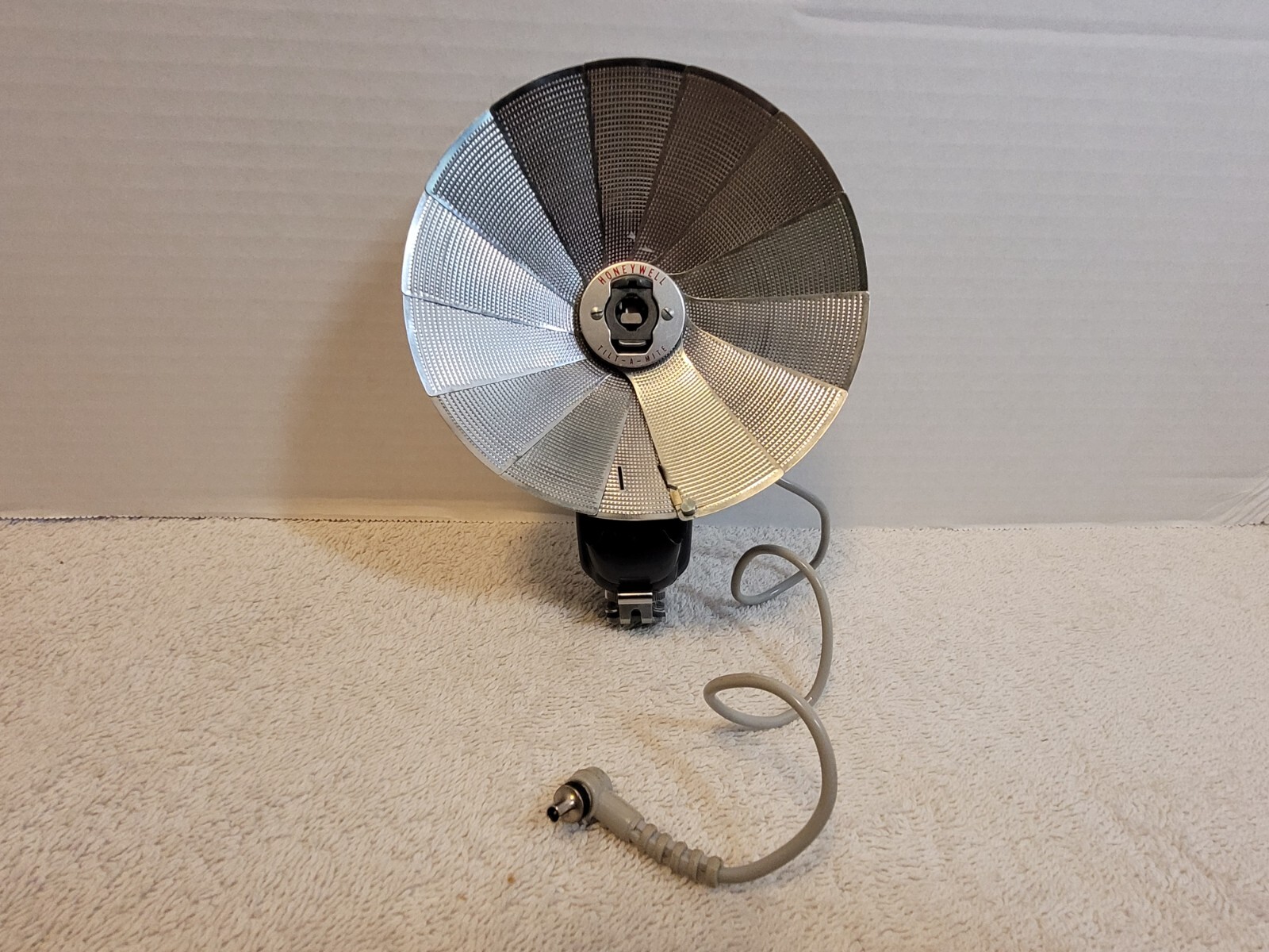 VTG Honeywell Tilt-A-Mite Camera Collapsible Fan Style Flash Unit Japan UNTESTED