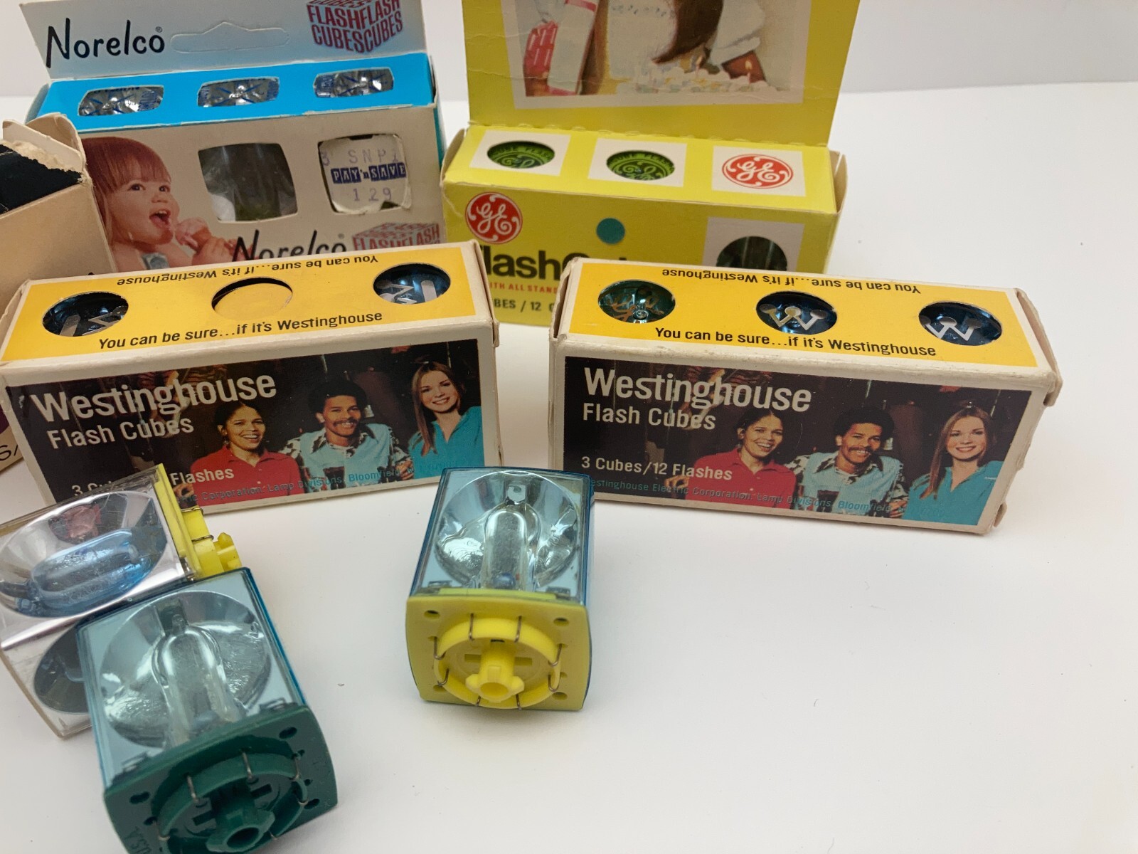 New Vintage GE Westinghouse and Norelco Flash Cubes 4 Packs Plus Some Loose Ones