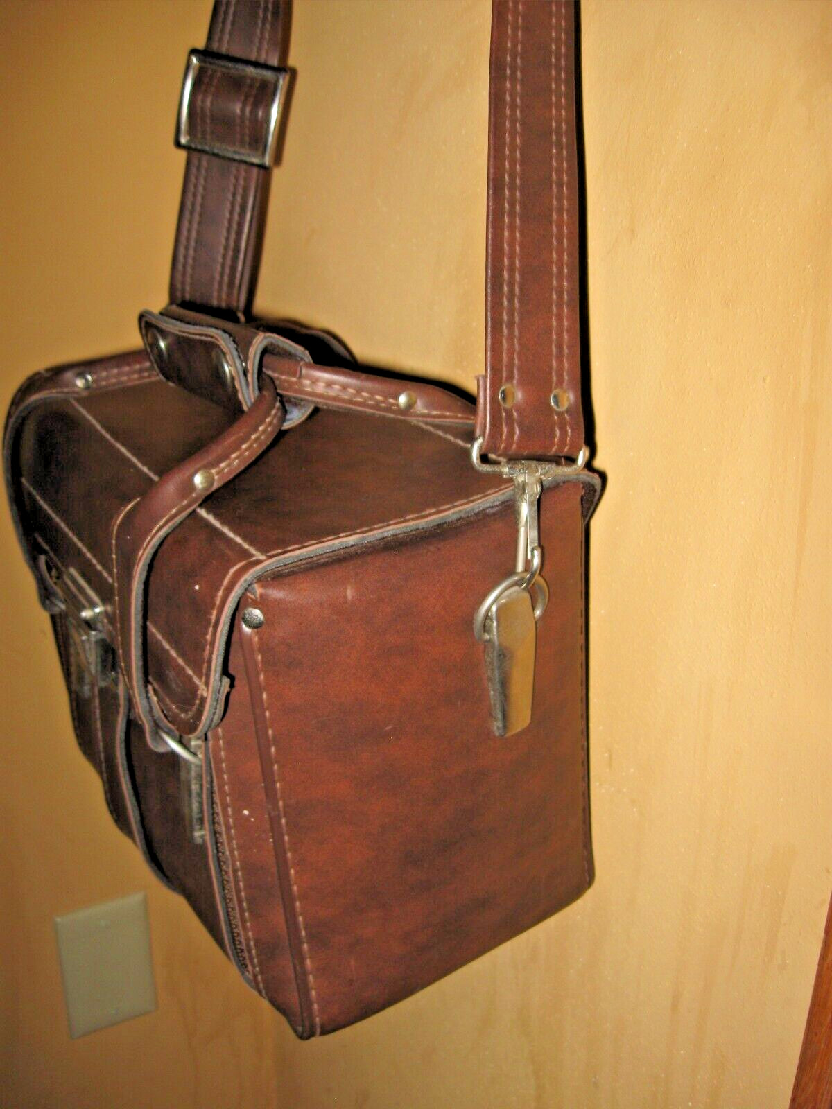 Vintage 11″ x 9″ x 7″ – Brown Leather Camera Bag / Case – With Strap doctor