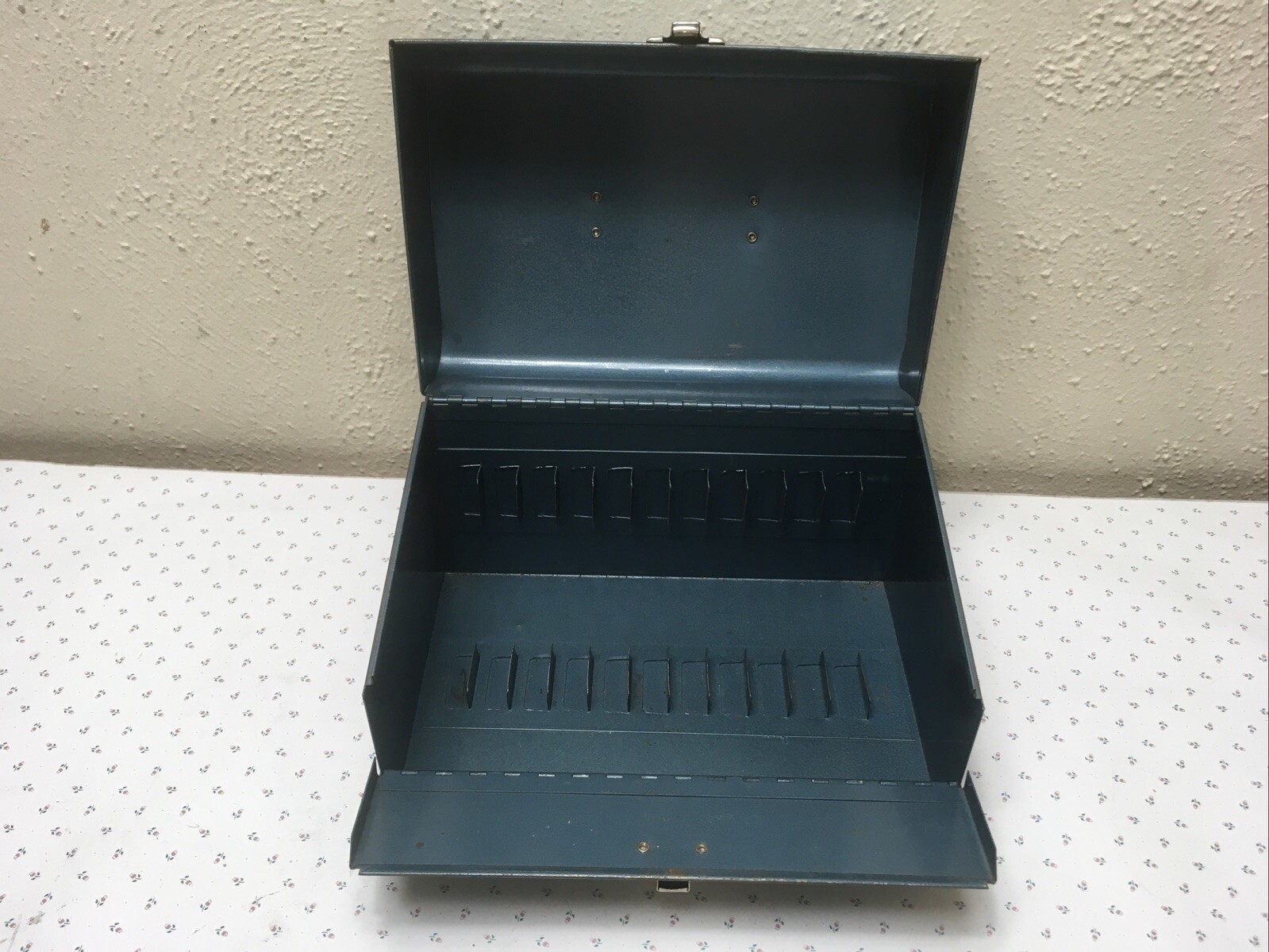 VINTAGE LOGAN DE LUXE METAL 8MM REEL-TO-REEL FILM CABINET CASE 12-REEL BLUE