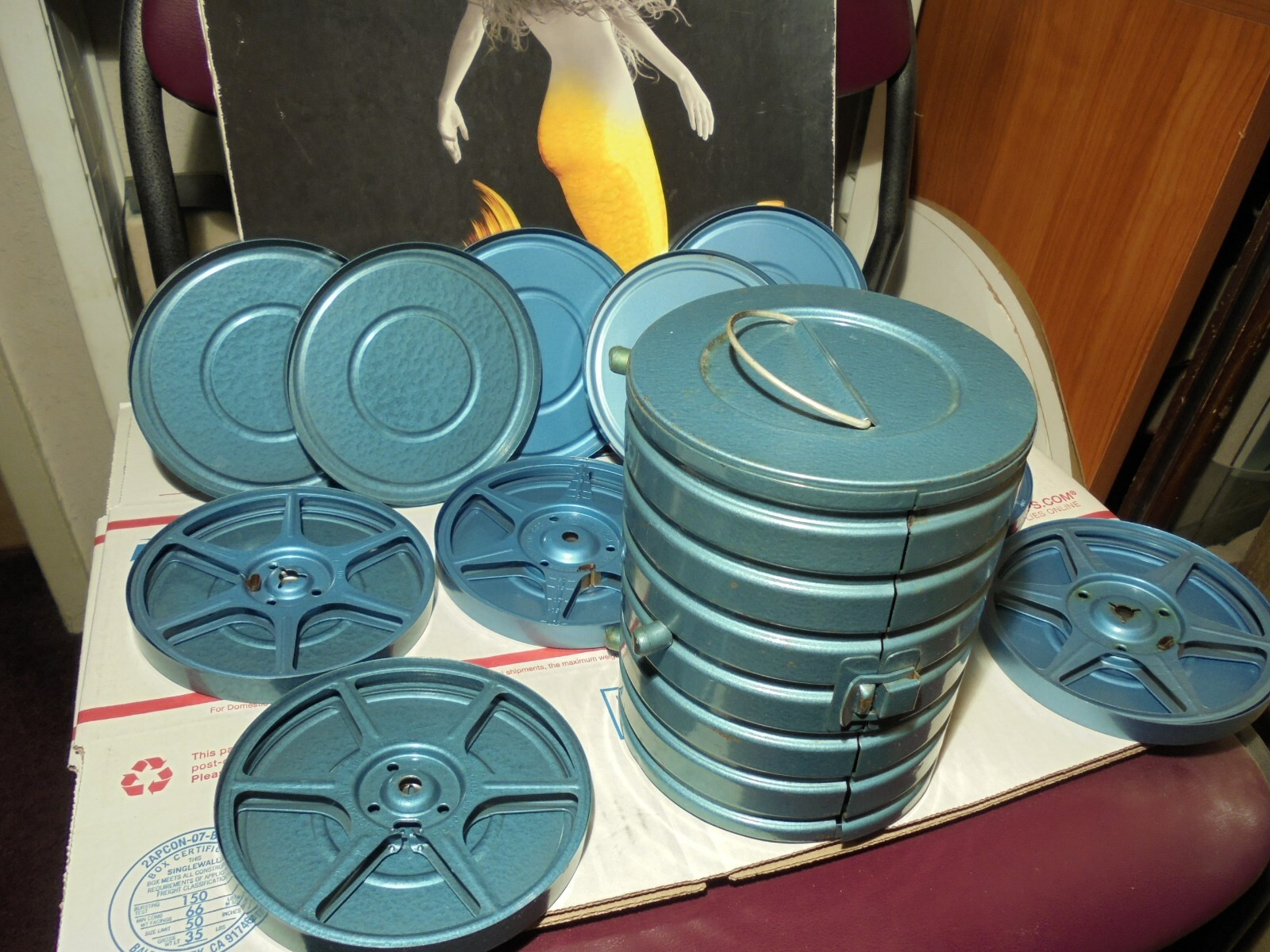 8 MM COMPCO 5-TIN CANISTERS 5-REELS 1-LG RETRO TOTE CARRIER
