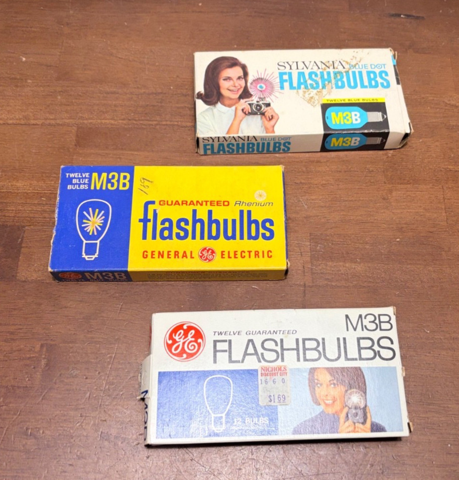 Vintage Lot of GE and Sylvania Camera Flash Bulbs M3B Blue (29 bulbs)
