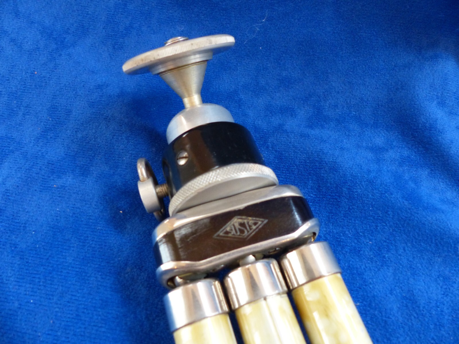 Vintage Isign tripod/collapsible legs, leather case, ball head, working