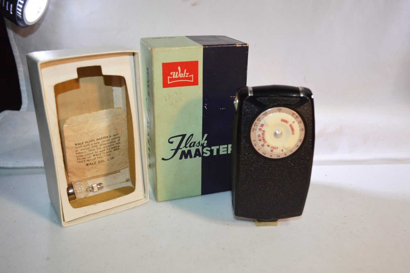 Vintage Waltz Flash Master Collapsible Bulb Flash Unit w/Bulb