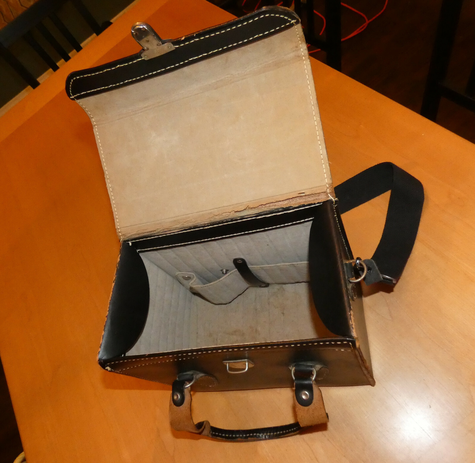 LARGE LEATHER CASE – TOWER CAMERA – VINTAGE – WITH STRAP – GEAR CASE BAG