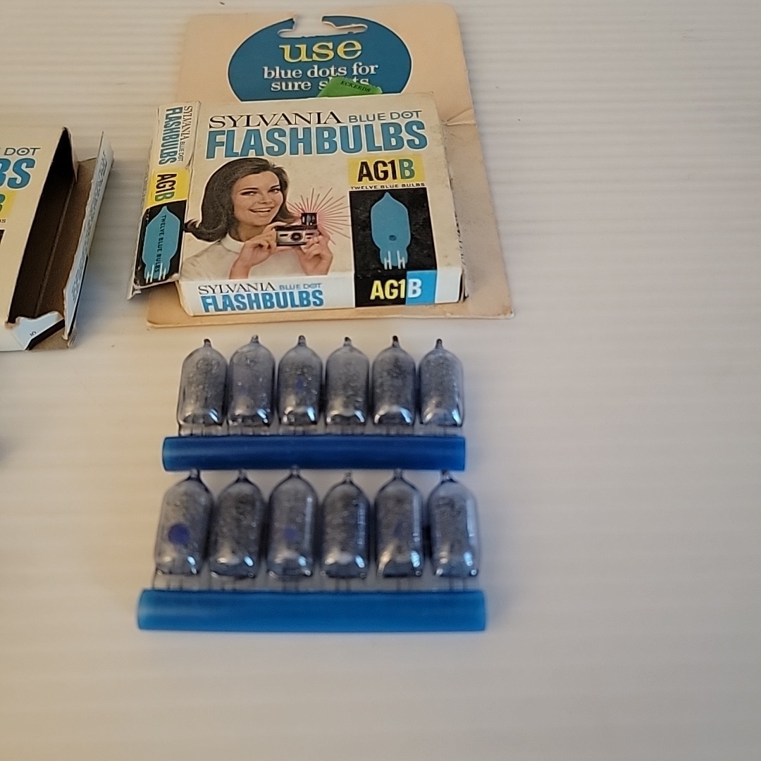 Vintage Sylvania Blue Dot AG1B Flashbulbs Lot 20 Bulbs w Display