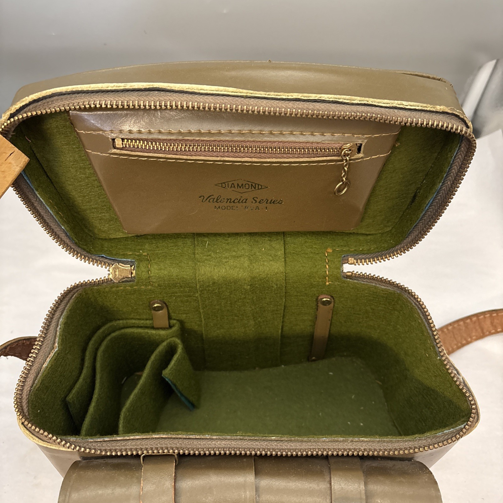 Vtg Gadgit Diamond Valencia Series Model #VA-1 Leather Type Shoulder Camera Bag