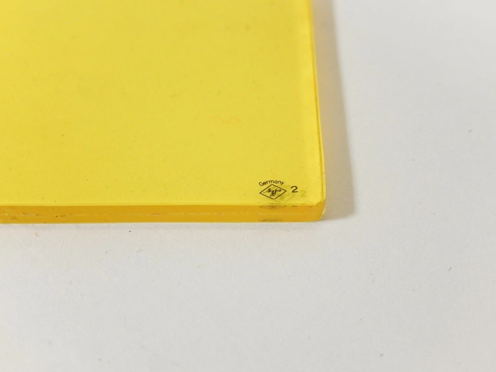 VINTAGE AGFA GERMANY 1 3/4″ X 1 3/4″ YELLOW GLASS DROP-IN FILTER