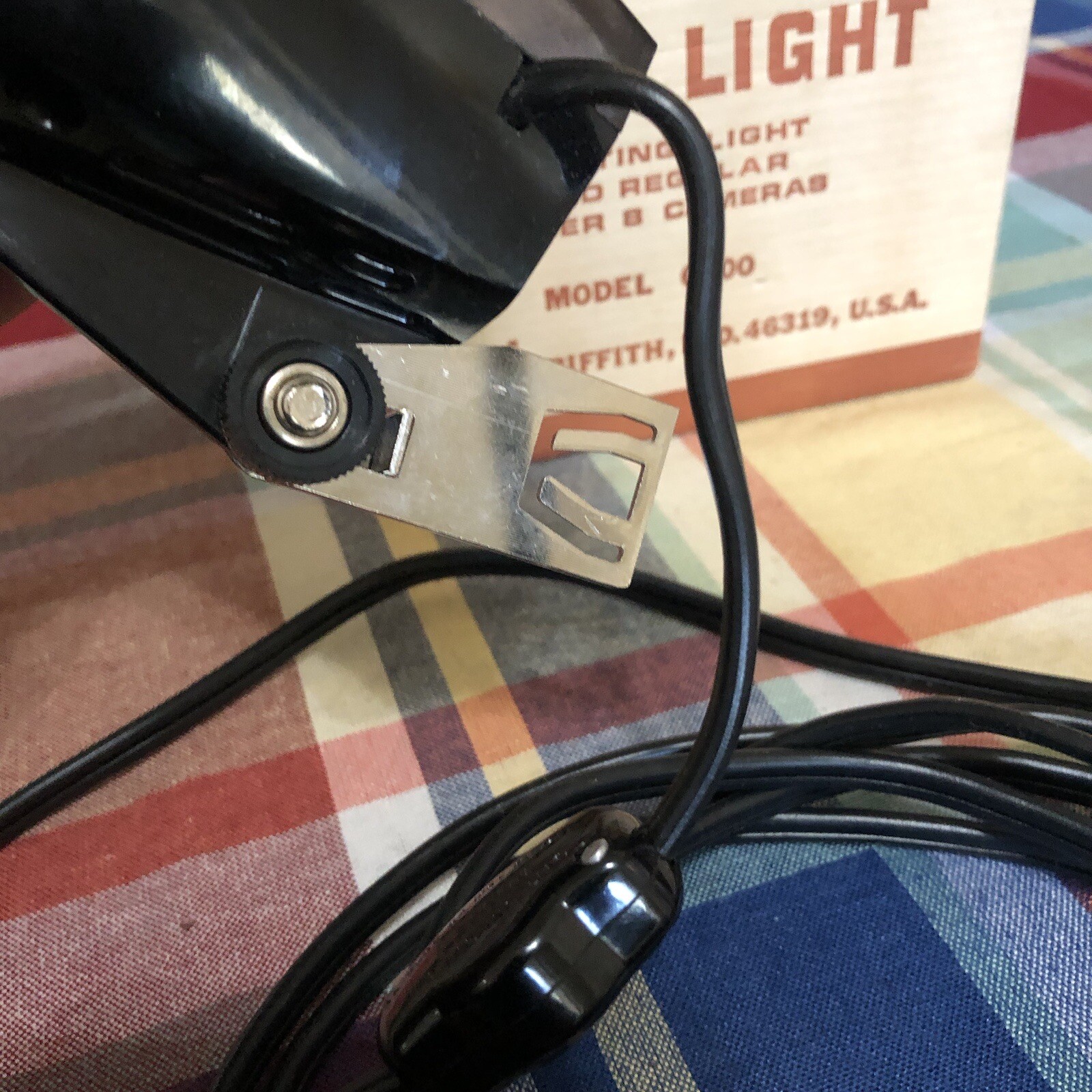 VINTAGE GLENWOOD MOVIE LIGHT FOR SUPER 8 CAMERAS WITH BOX & BRACKET. G100