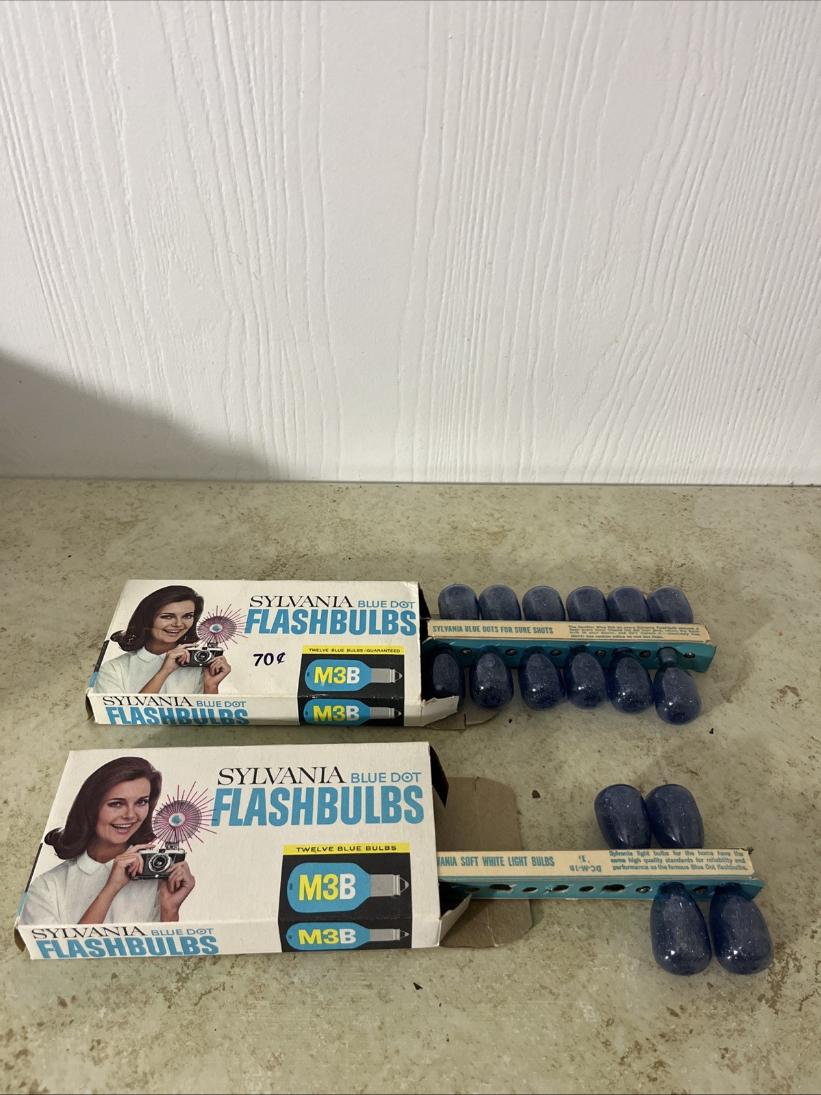 Vintage Sylvania M3B Blue Dot Flashbulbs 16 Pack