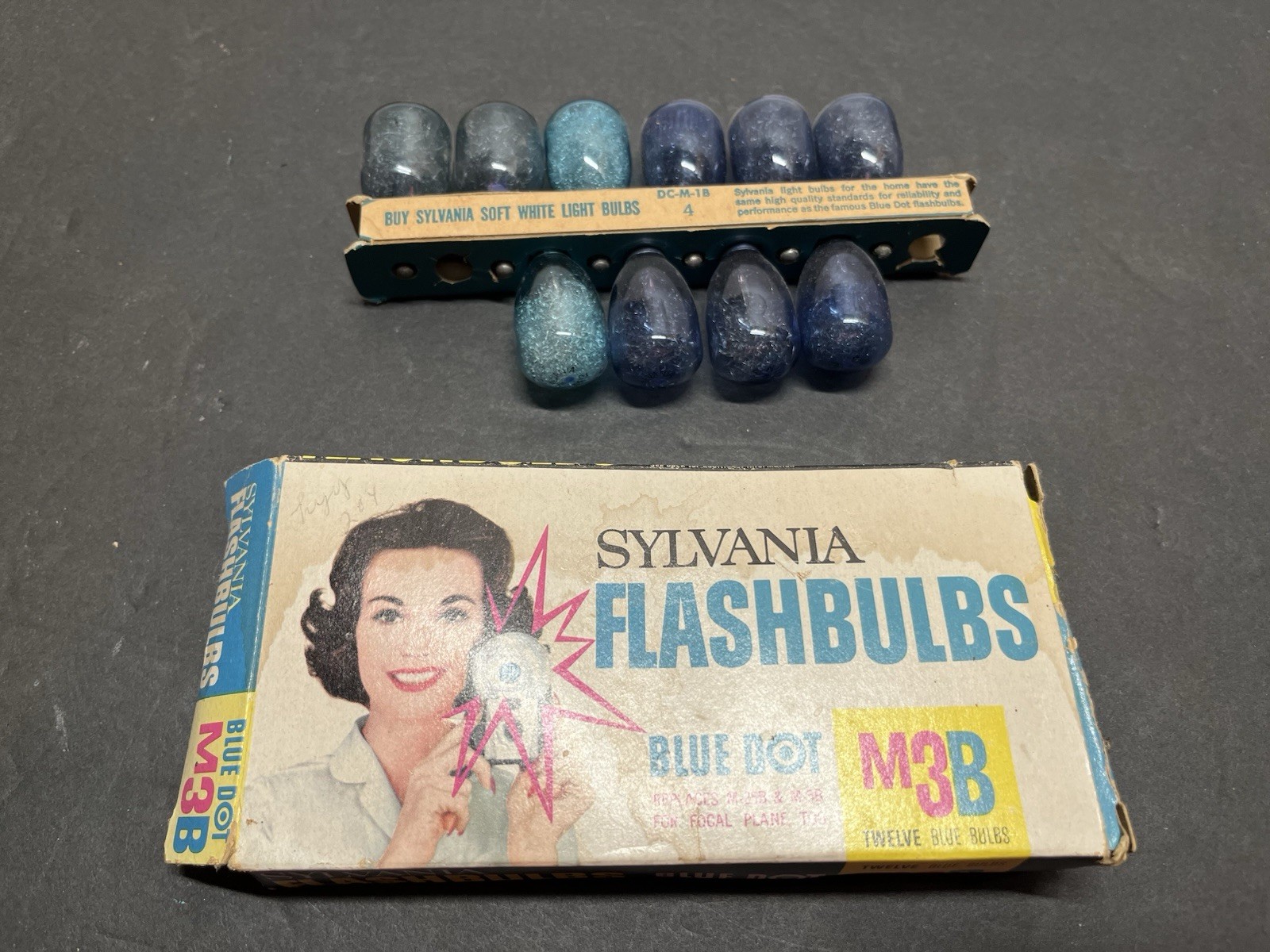 Vintage Sylvania Blue Dot Flashbulbs M3B with Original Packaging/Partial Box