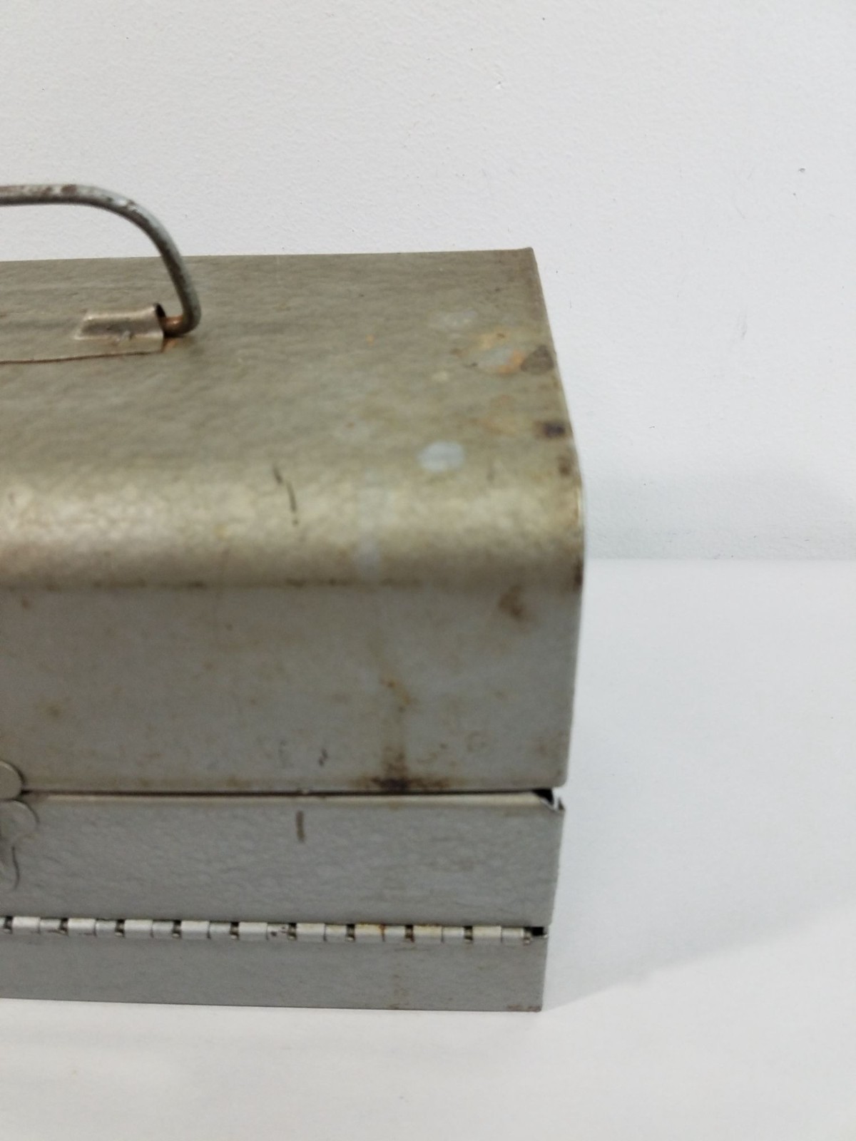 Metal 8mm Movie Film Reel Can Storage Box Slotted 13 Slots For 5″ Reel Cans Vtg