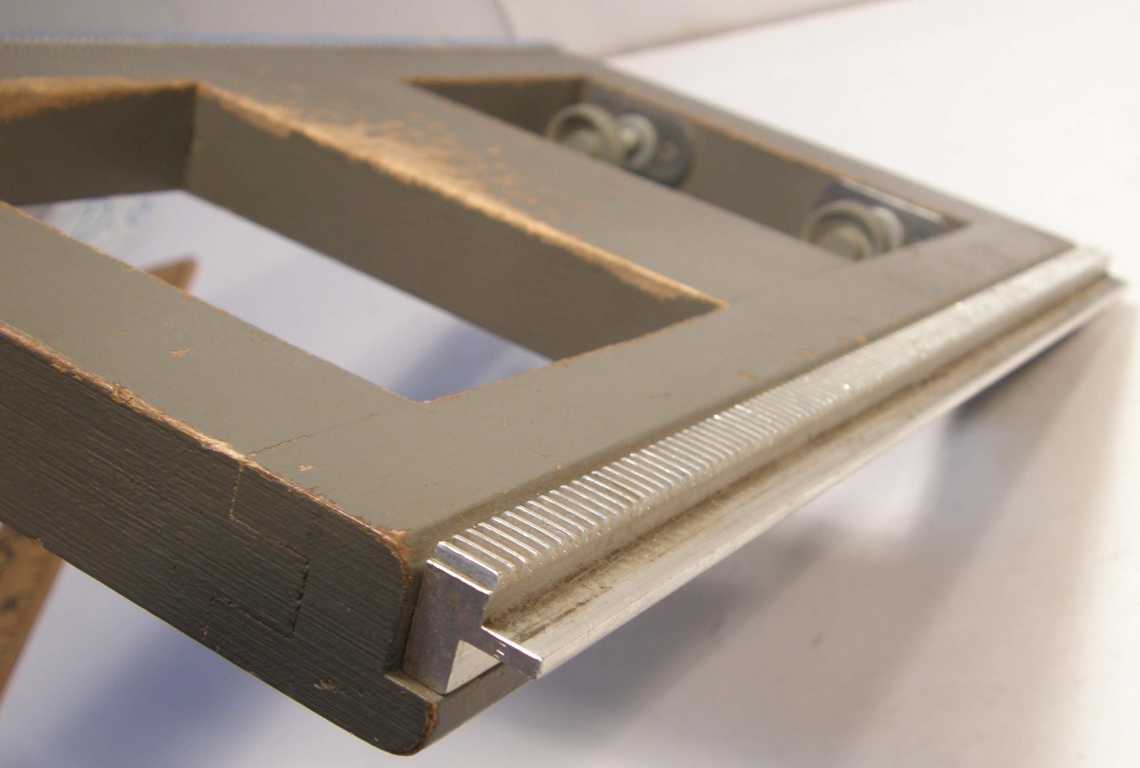 VINTAGE WOOD FOCUSING RAIL EXTENSION FOR LARGE FORMAT CAMERA GRAY PAINT 10″ X 6″