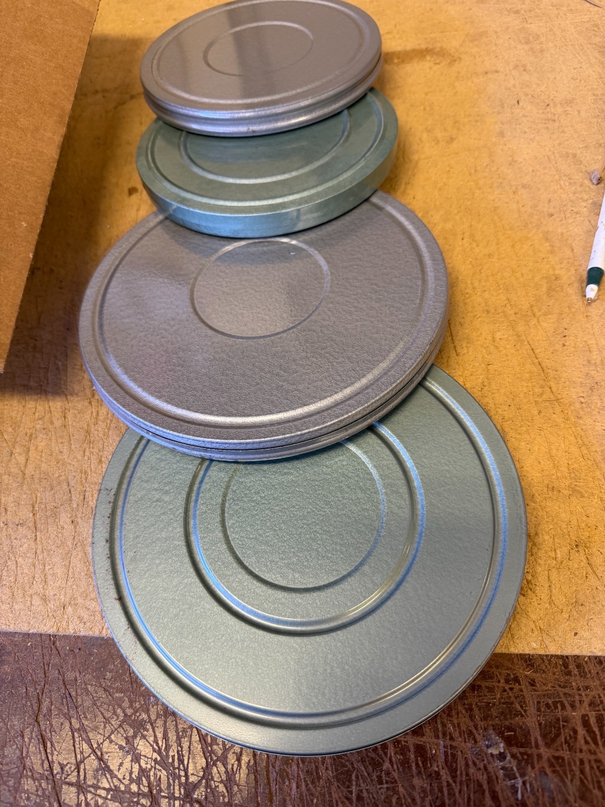 Lot of 4 Empty 8mm Metal Film Movie Reels w/ Storage Cases 2 6″ & 2 7″