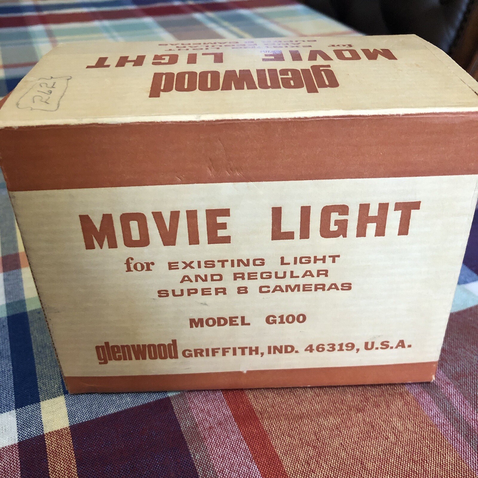 VINTAGE GLENWOOD MOVIE LIGHT FOR SUPER 8 CAMERAS WITH BOX & BRACKET. G100
