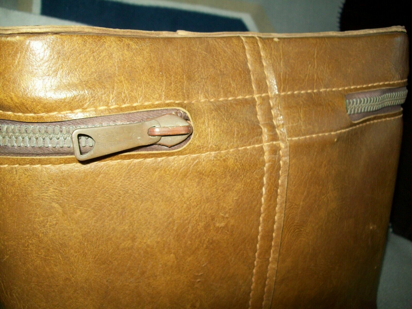 Vtg. COATS CLARKS 1970’s Leather Brown CAMERA Sewing Case 10.5x9x6 w/Felt Inside