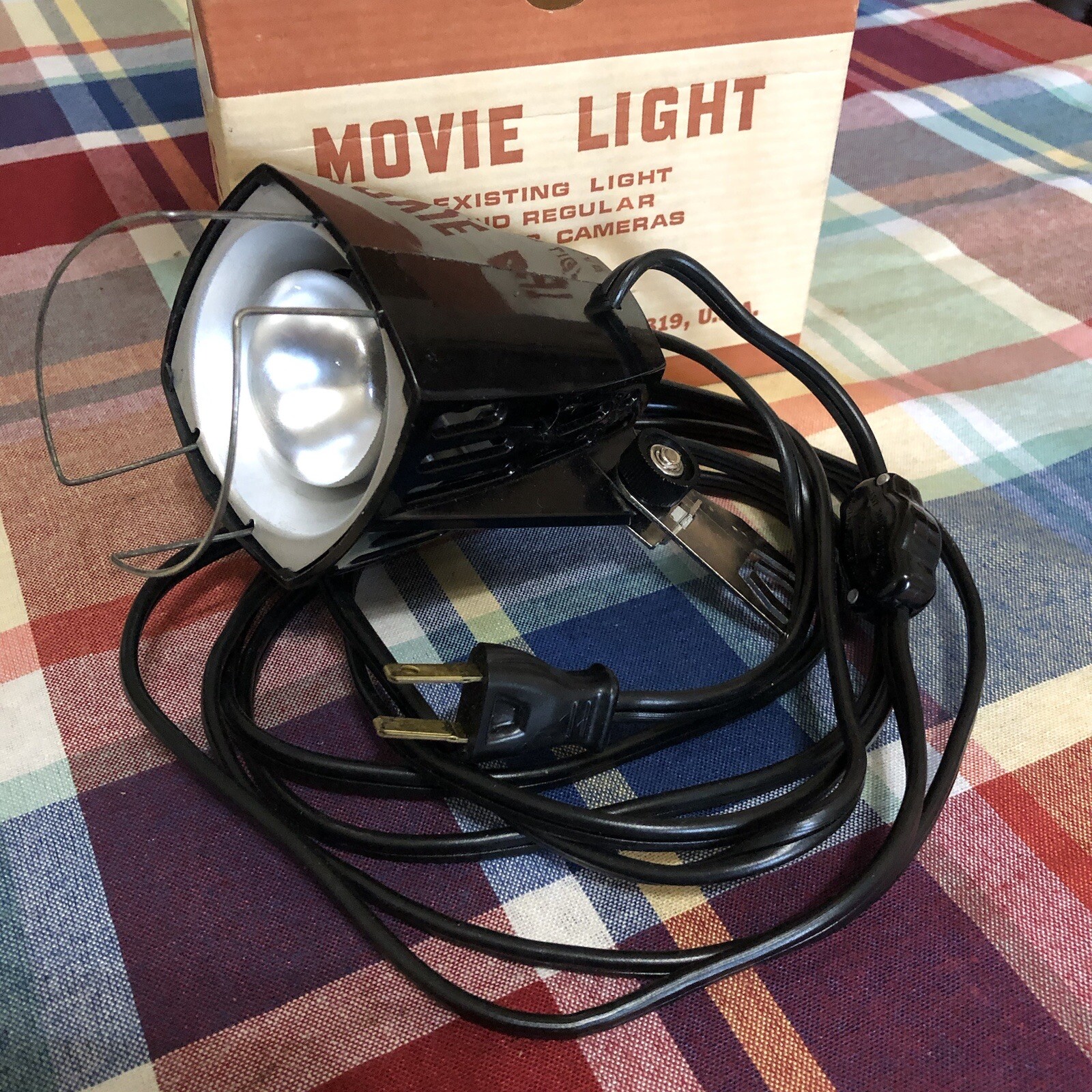 VINTAGE GLENWOOD MOVIE LIGHT FOR SUPER 8 CAMERAS WITH BOX & BRACKET. G100