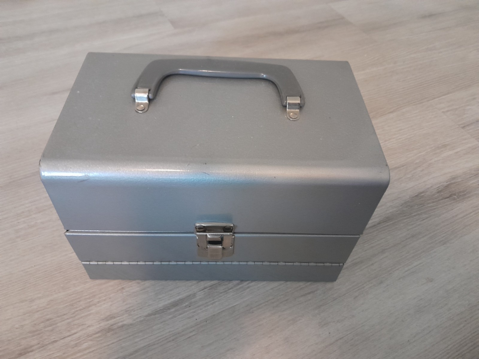 1960’s Logan De Luxe Super 8 Movie Reel Metal Carrying Case Holds Up to 12 Films