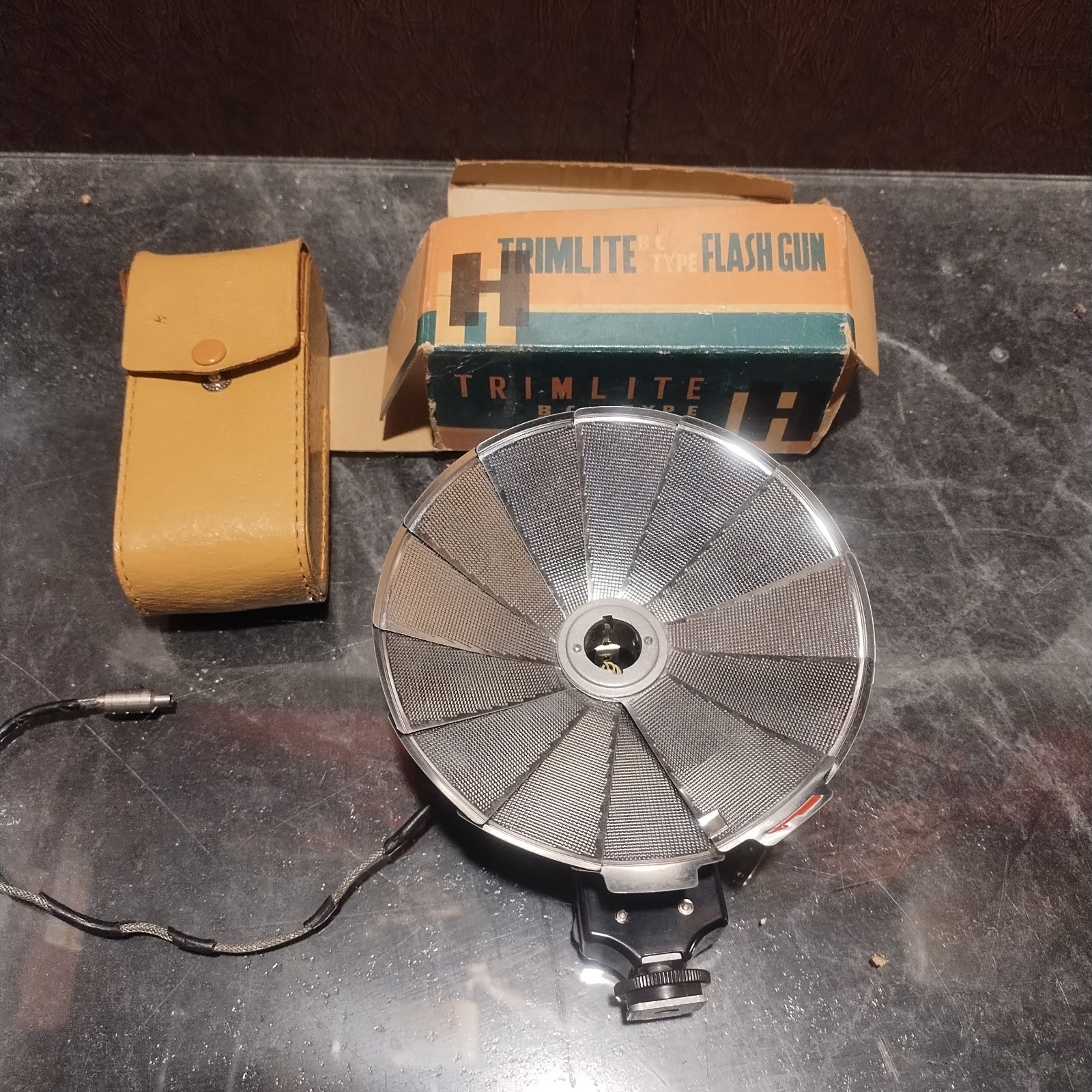 Vintage Fan Flash Unit With Case