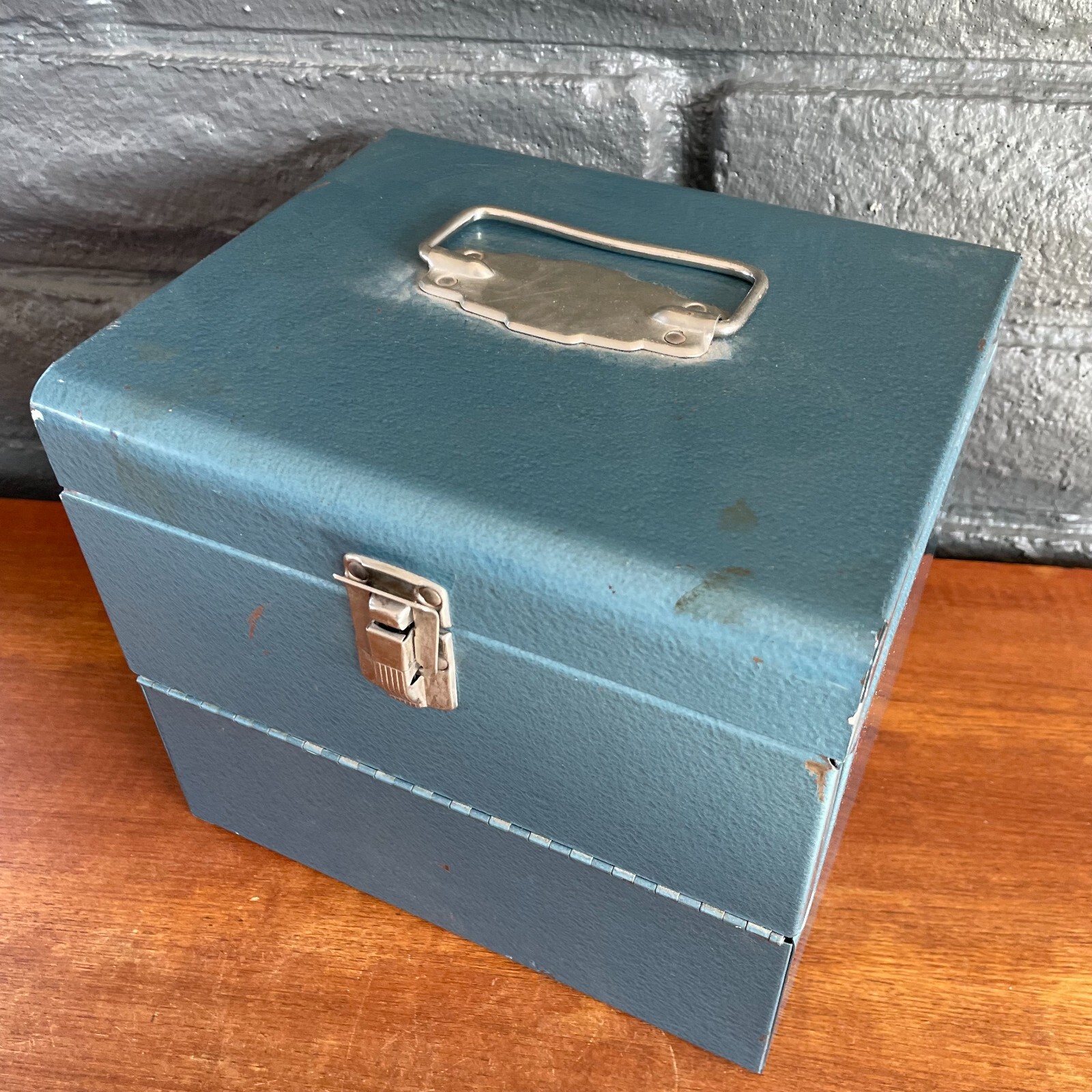 Large De Luxe Movie Reel Chest Holds 12 7 inch or 5 inch reels