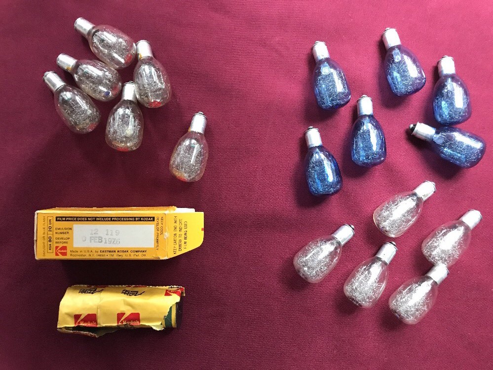 LOT OF 17 Vintage Flashbulbs Blue Dot GE & Sylvania M-3 + CX620 Film (1976)