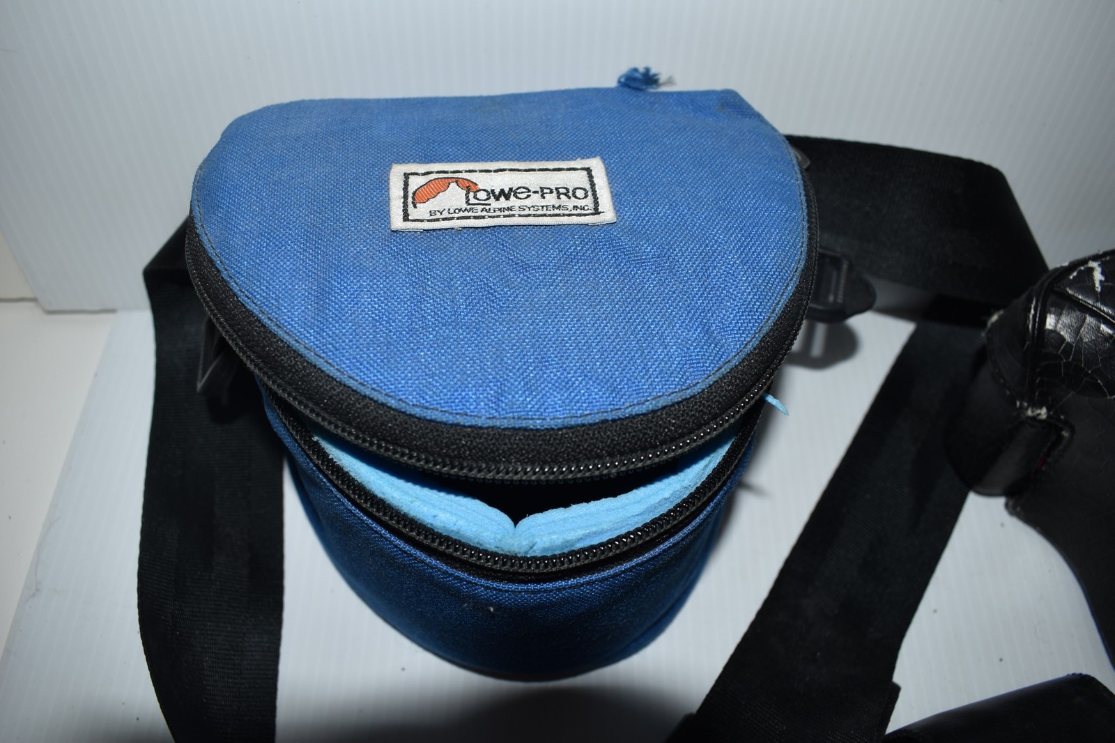 VINTAGE CAMERA BAGS- LENS CASE- MINOLTA / LOWE-PRO / VIVITAR (OQI13)