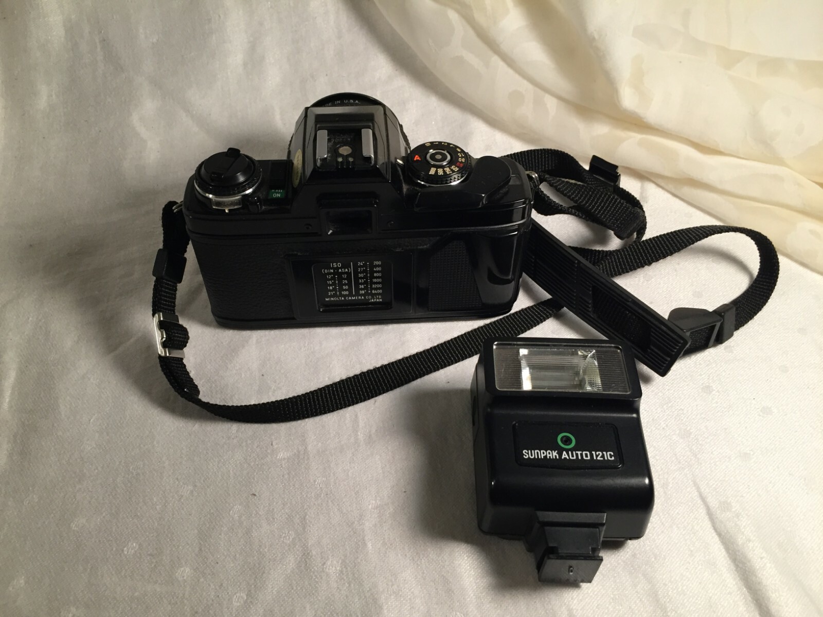 Minolta X-570 35MM SLR Camera &MD Celtic Telephoto Camera Lens SunPak Auto Flash