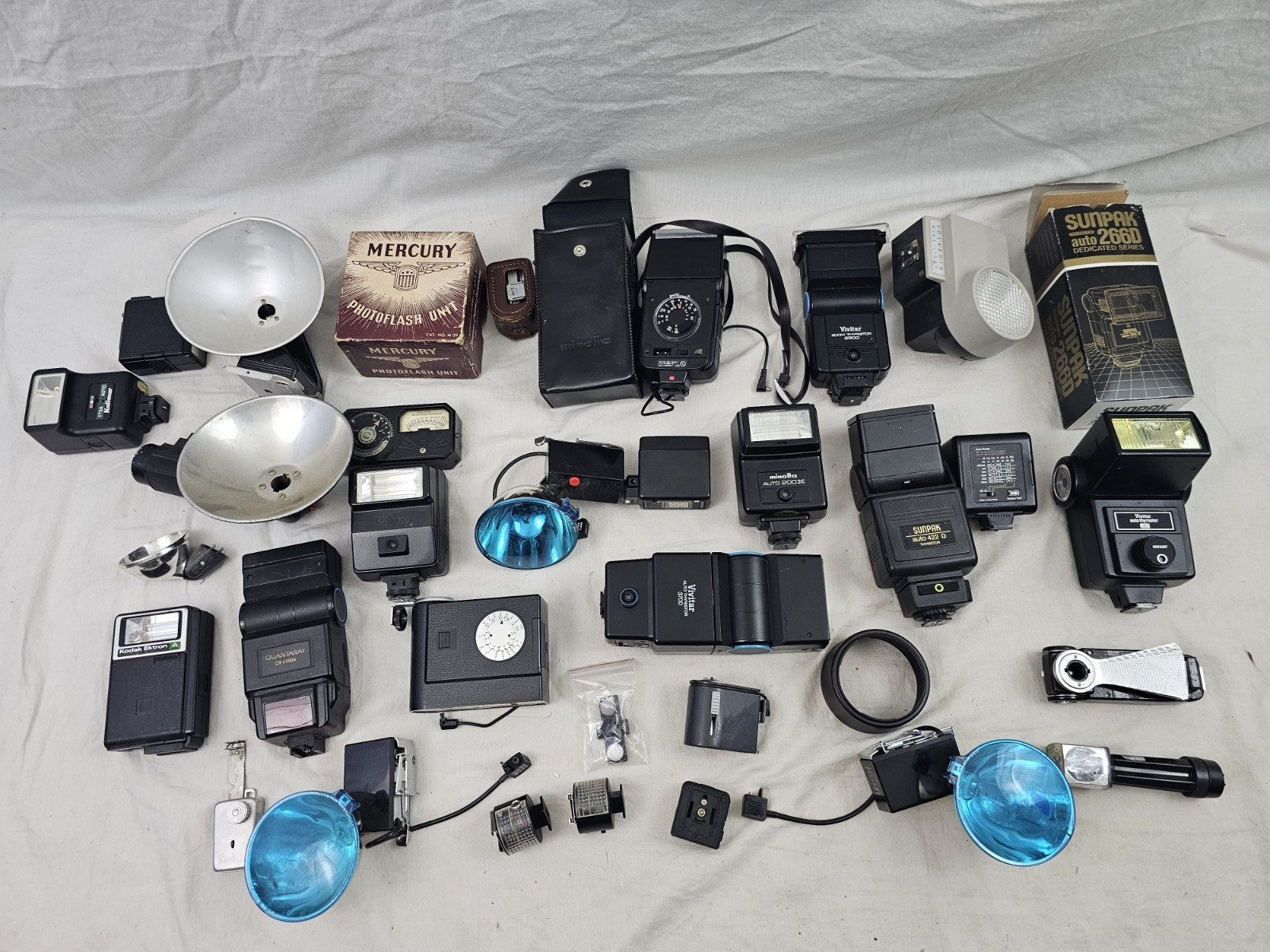 BIG LOT OF VINTAGE CAMERA FLASHES MANY DIFFERENT MODELS AND BRANDS