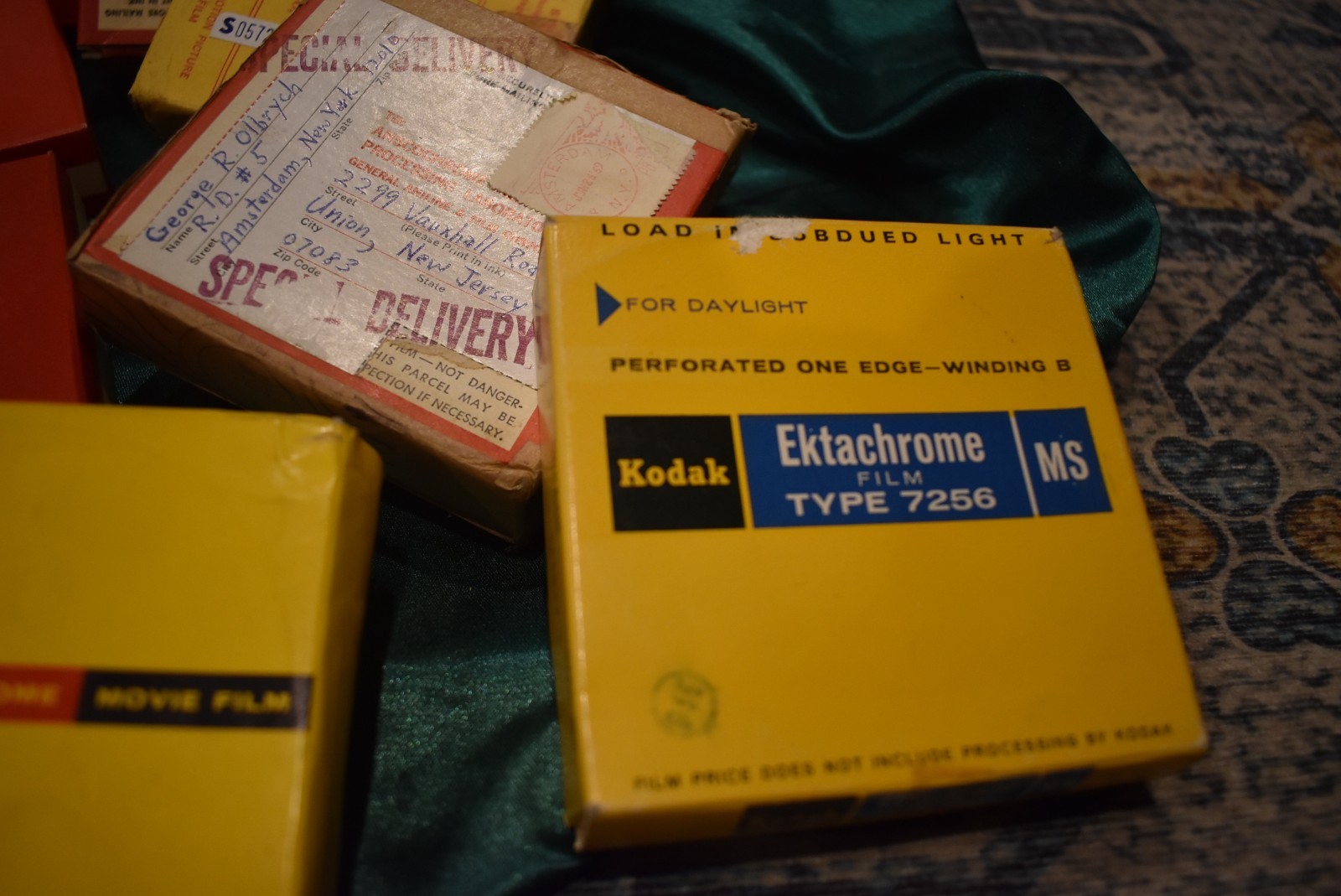 VINTAGE 16MM/8 MM METAL FILM CARRYING CASE w/Home 16mm Film/Canisters