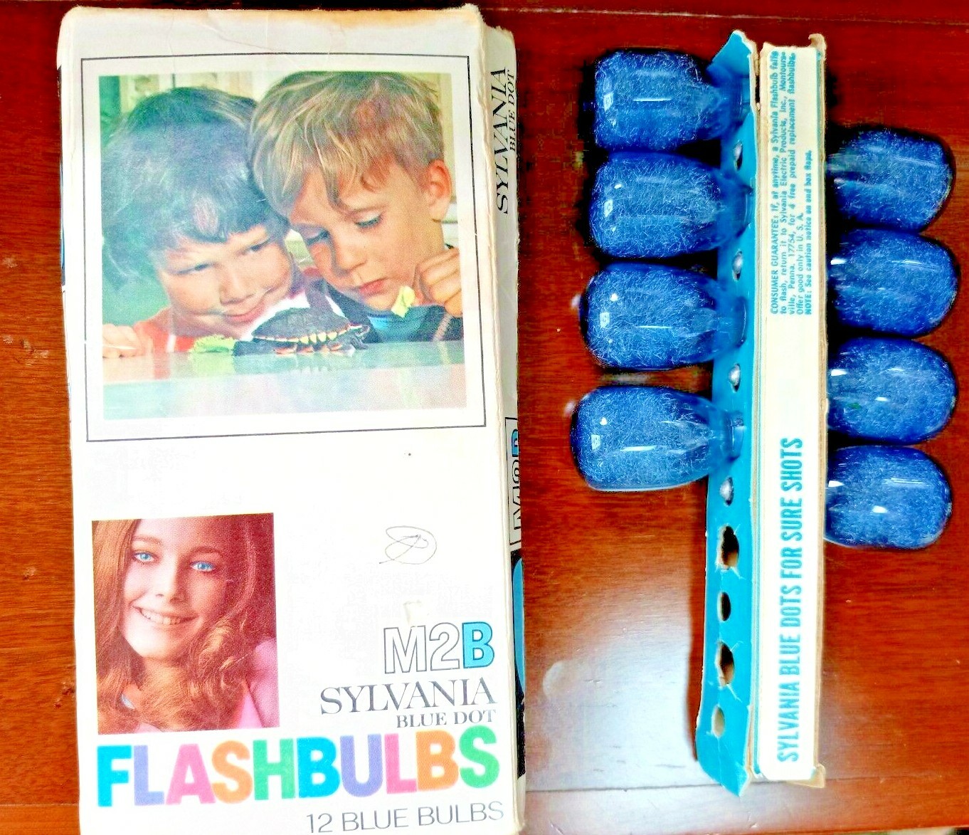 VINTAGE Sylvania BLUE DOT M2B FLASHBULBS BOX OF 8 BLUE BULBS