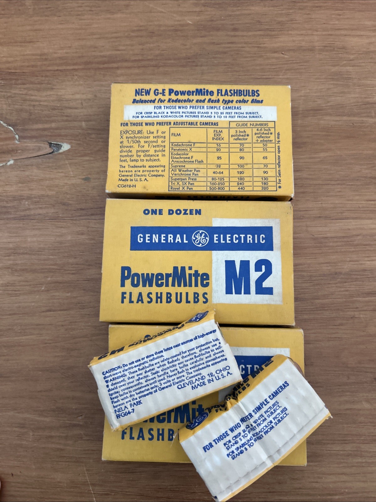 Lot 2 1/2 Boxes Of Vintage GE General Electric M2 PowerMite Flashbulbs Total 31