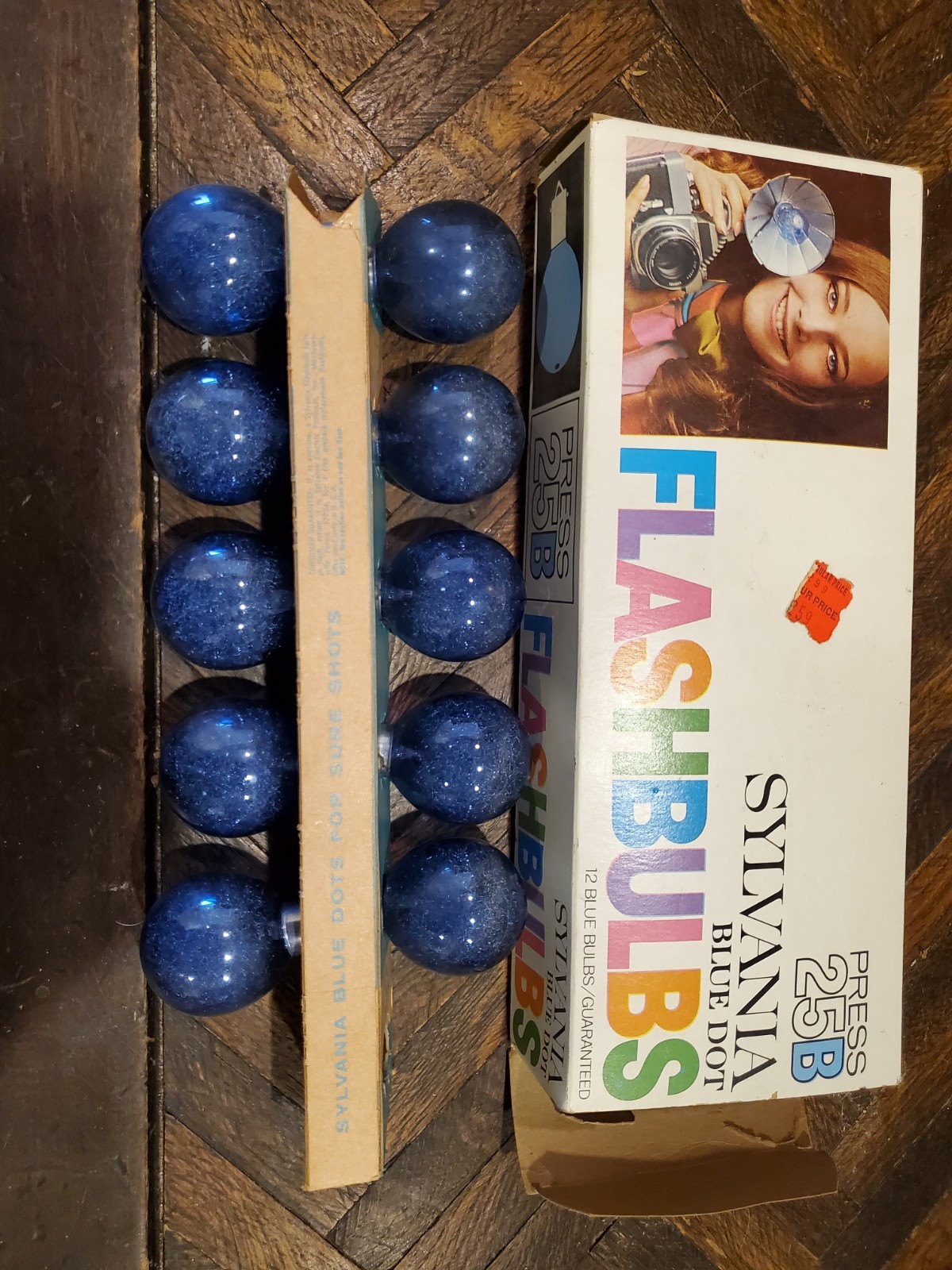 10 Vintage Sylvania Blue Dot Flash Bulbs Press 25B and Flashbulbs For Camera