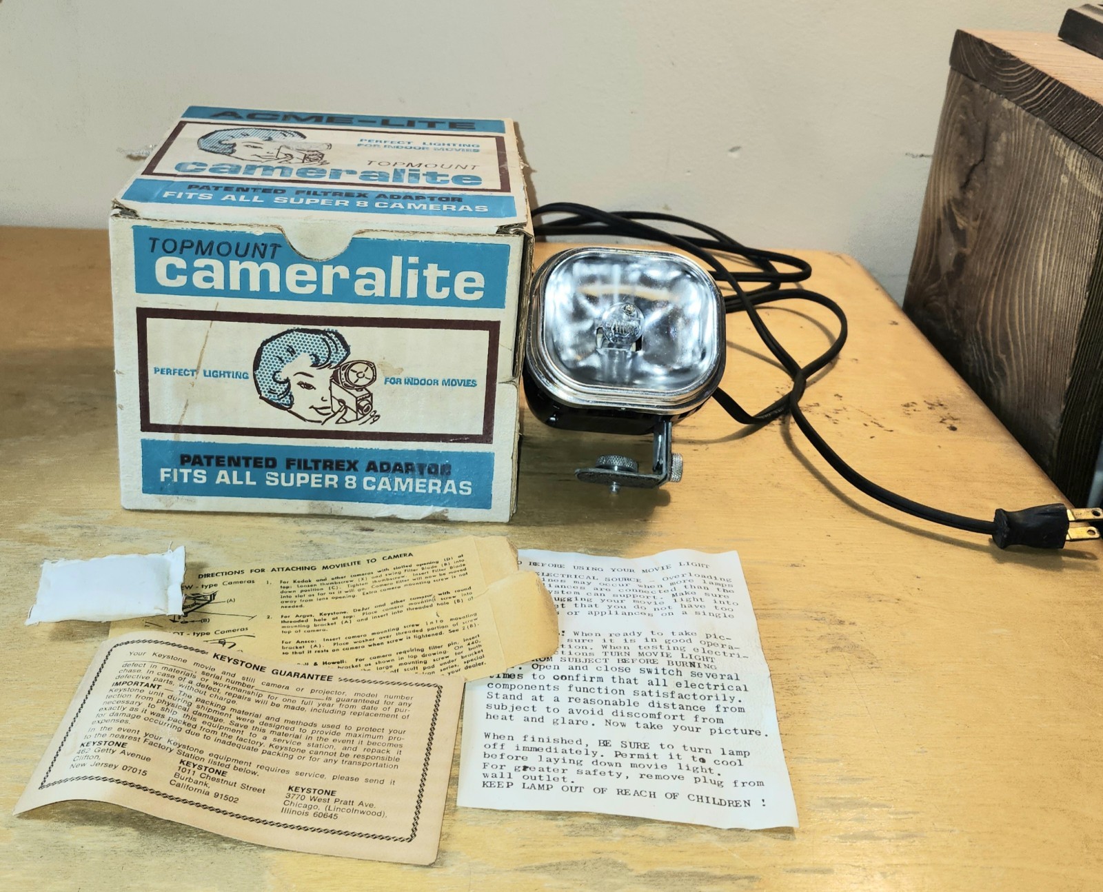 Acme-Lite Movielite Model 75 DVY Light + Cameralite 750 Box (Not Original Box)