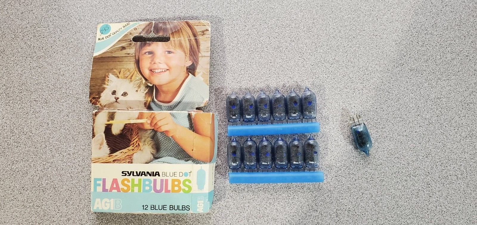 Vintage Sylvania Blue Dot AG1B Flashbulbs Blue Bulbs In Box 12+9