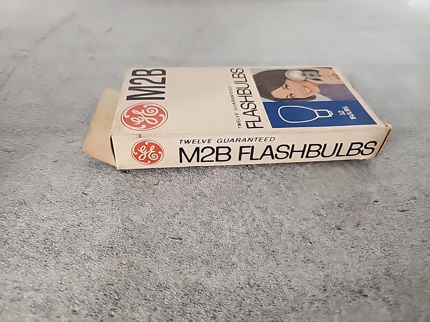Vintage GE M2B Flashbulbs – 12 Blue Bulbs – General Electric