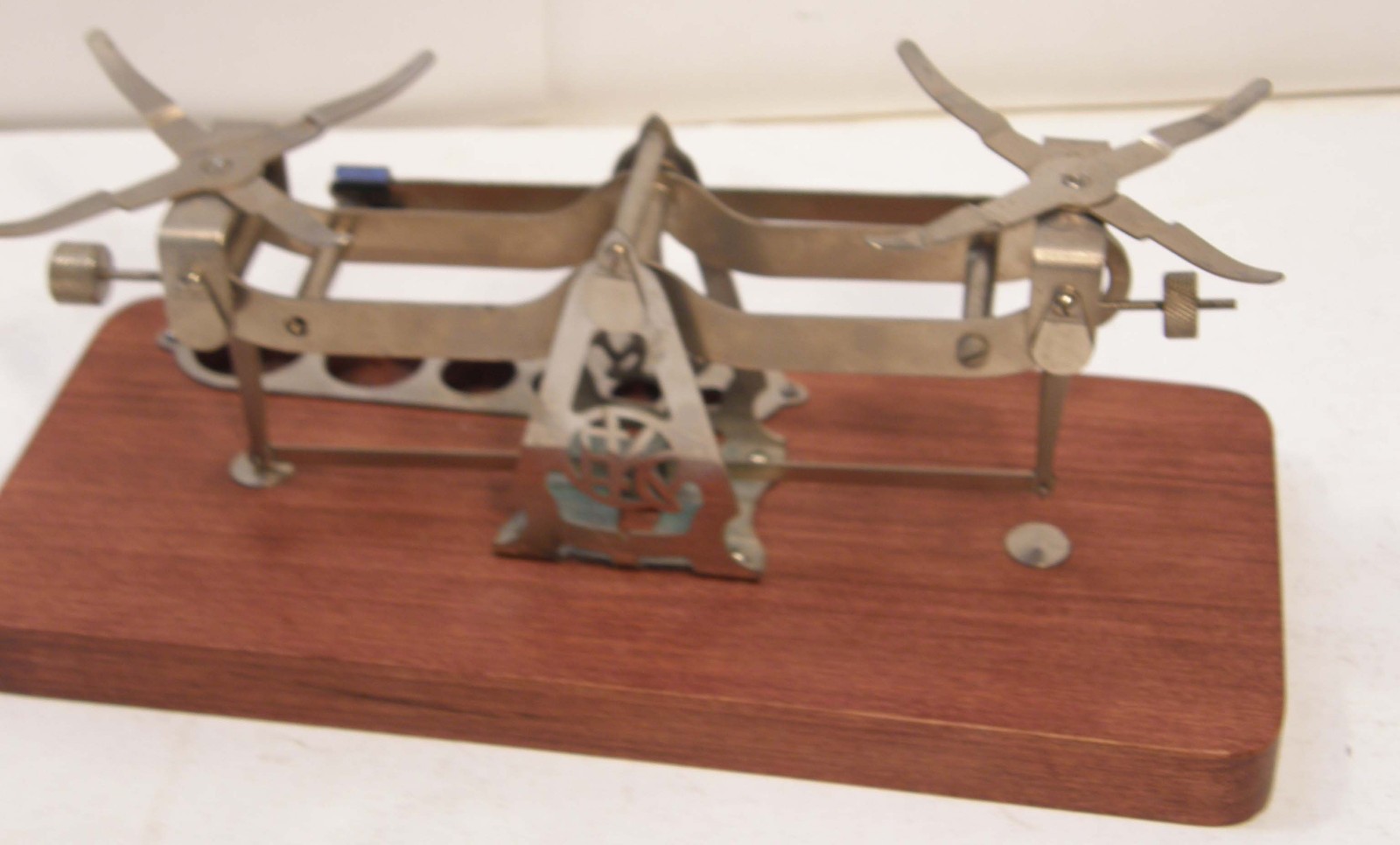VINTAGE EASTMAN KODAK PHOTOGRAPHIC STUDIO SCALE W/WOODEN BASE PANS SOME WEIGHTS