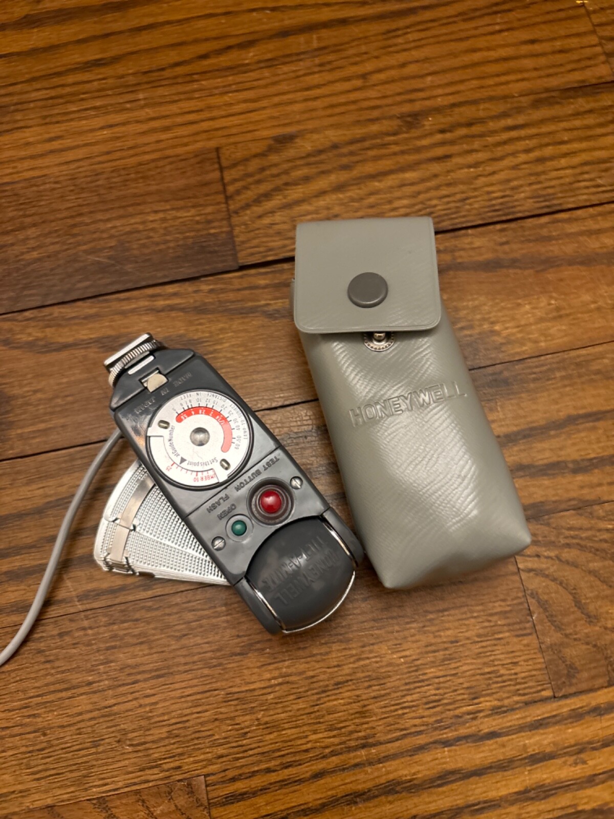 Vintage Honeywell Tilt-A-Mite Camera Flash Unit Collapsible Fan Style w/case