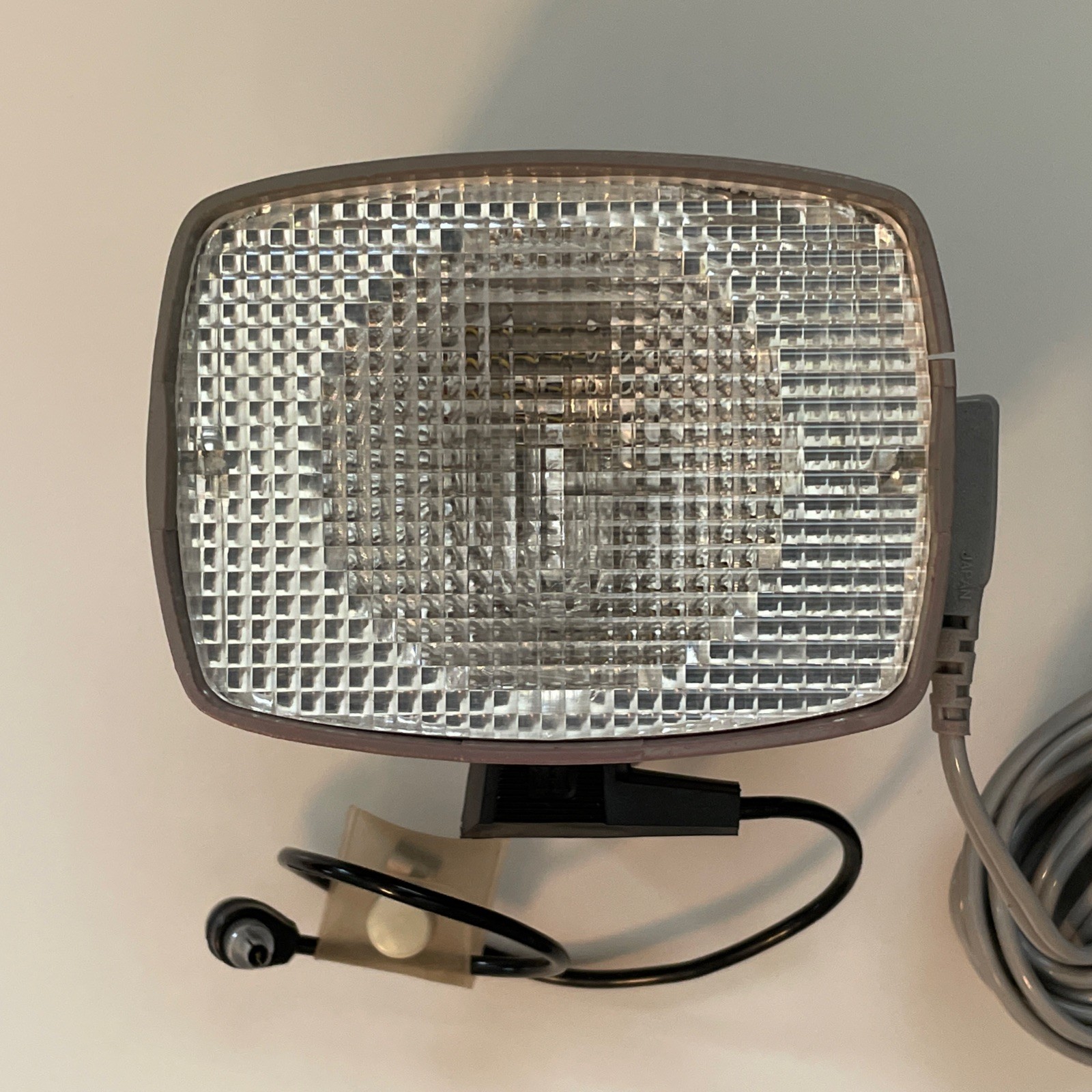 KAKO Rainbow Camera Flash uses AC or (AA) Batteries – WORKING