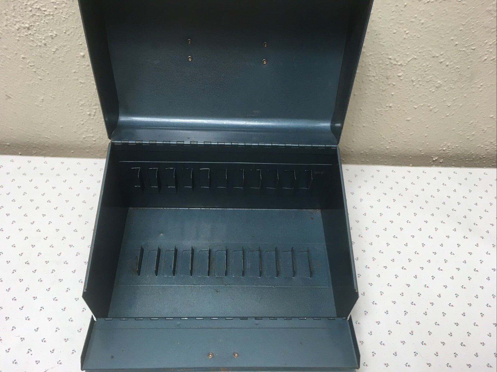VINTAGE LOGAN DE LUXE METAL 8MM REEL-TO-REEL FILM CABINET CASE 12-REEL BLUE