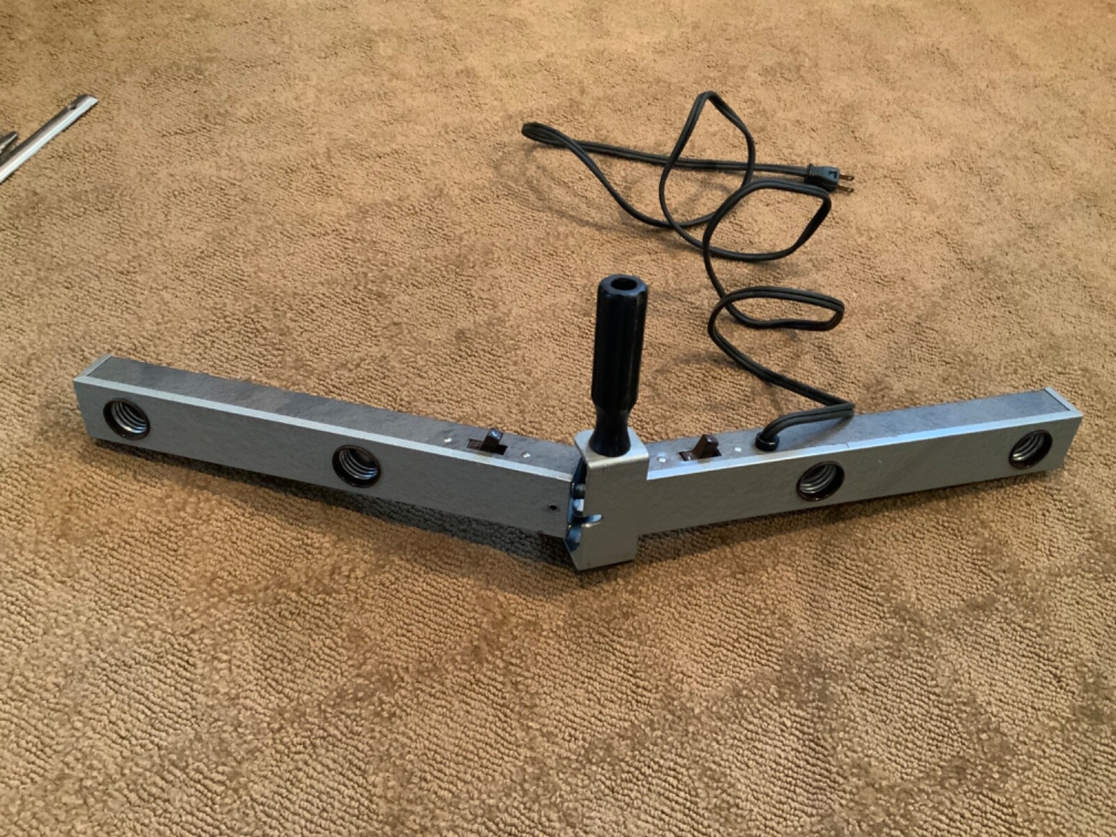 VINTAGE UNBRANDED 665 FOLDING PHOTO LIGHT BAR with SETTING GUIDE – 4 BULB