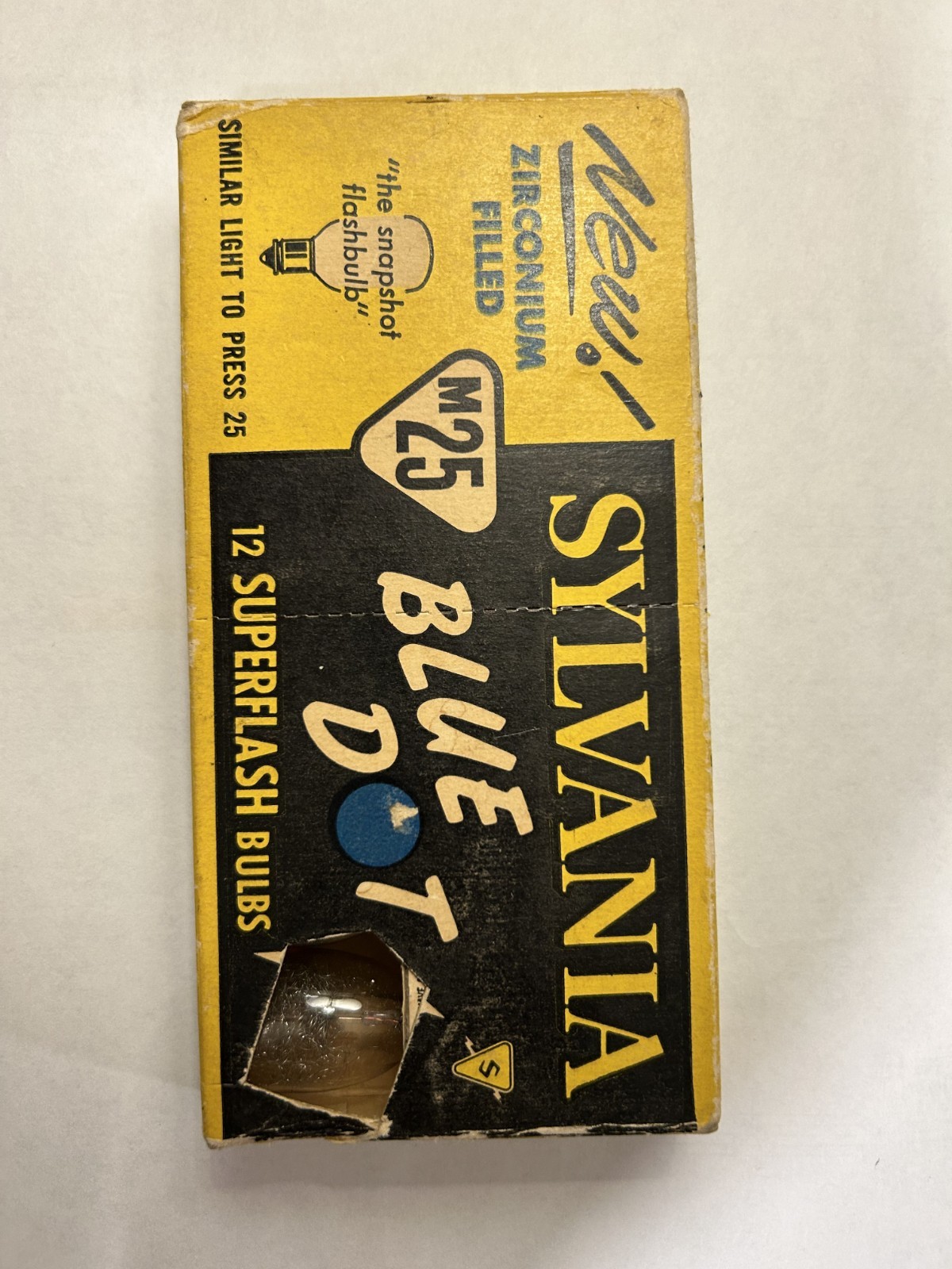 Vintage Sylvania Blue Dot Press M 25B Flashbulbs Box of 12 in original packaging
