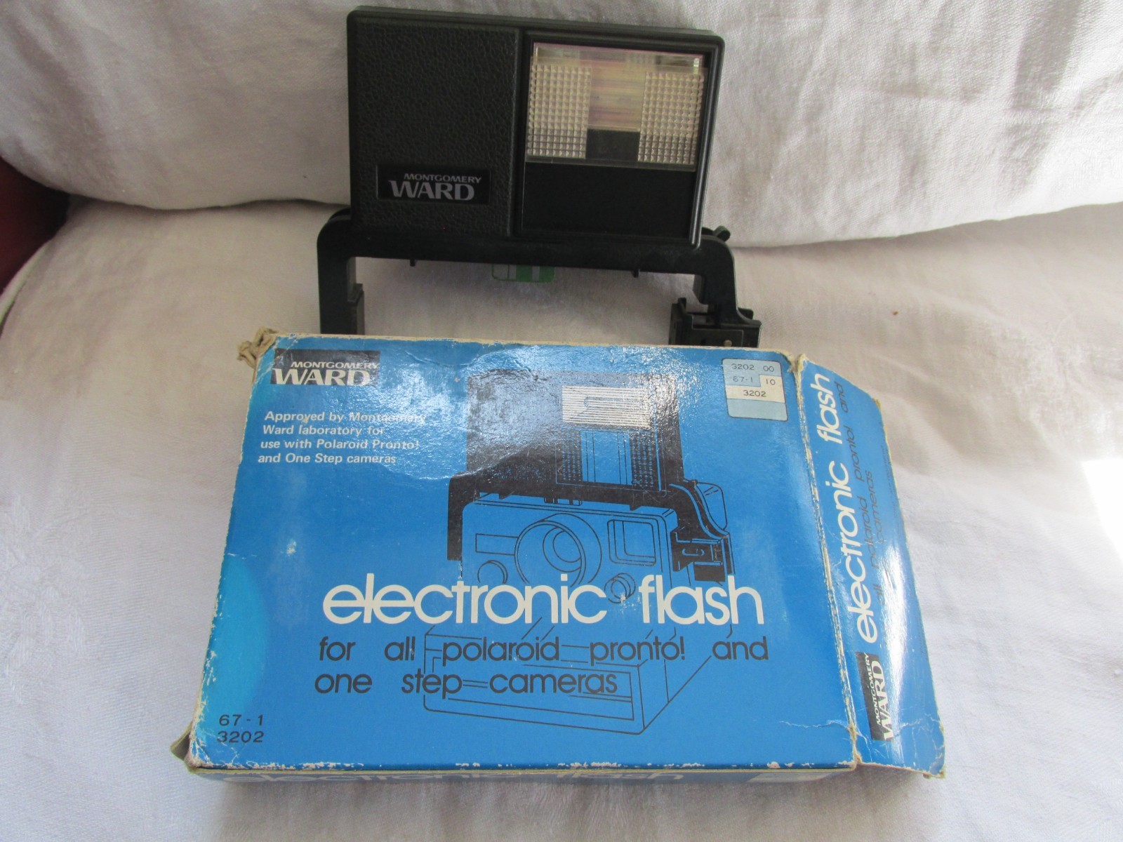 Vin Montgomery Ward all Polaroid 1 Step & Pronto Mountable Cameras Flash in box