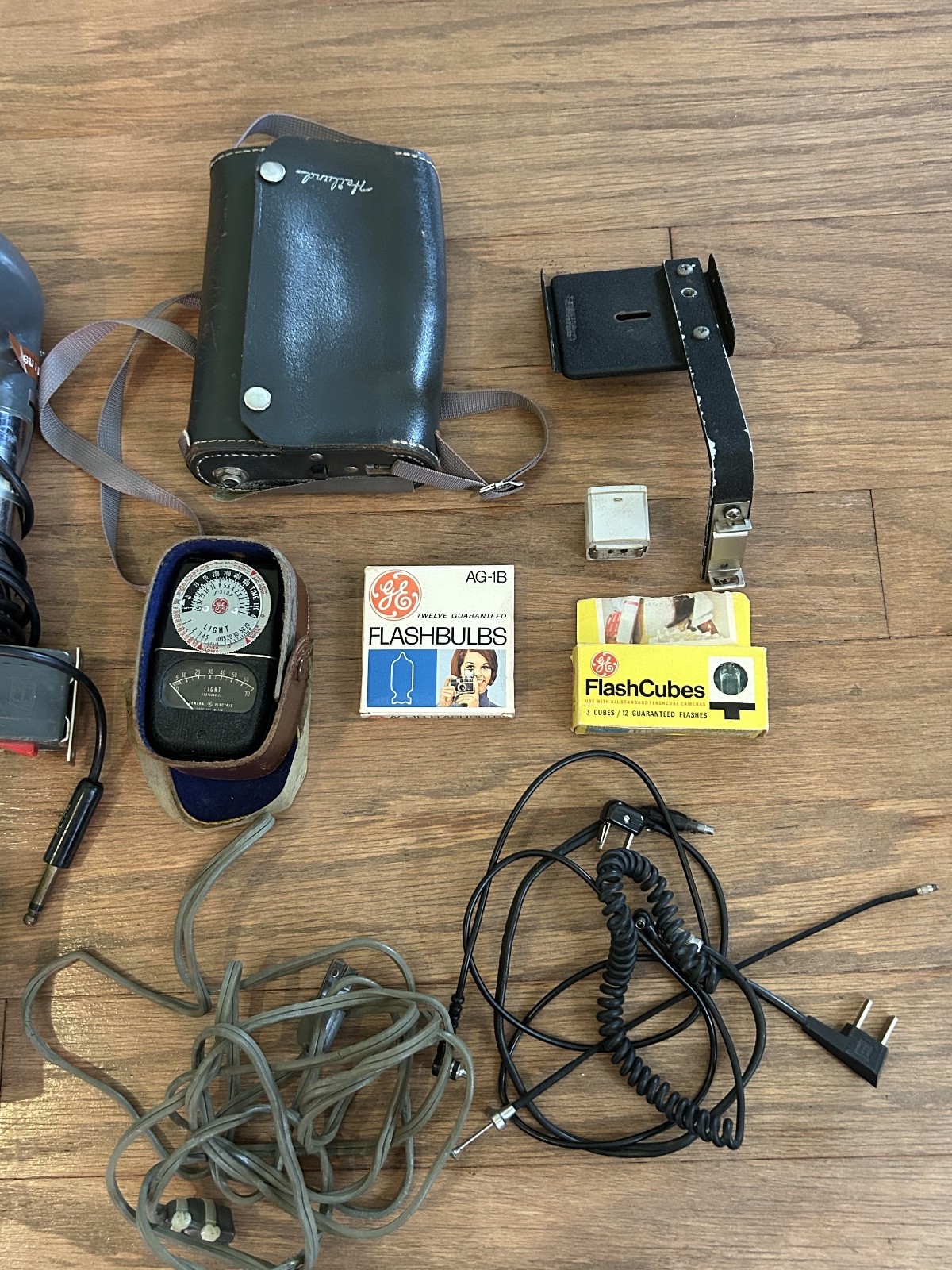 Lot of Vintage Photo Flashes, Flash Bulbs, Projector Bulbs – Untested