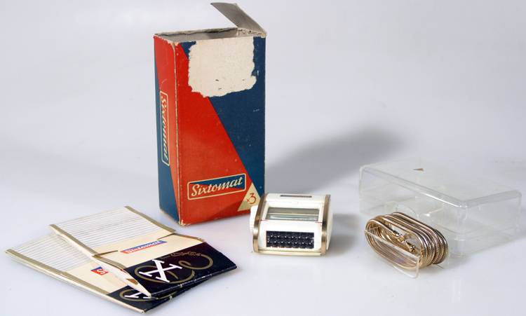 Vintage Gossen Art Deco Light Meter with Roll-Top Case – Collectible,