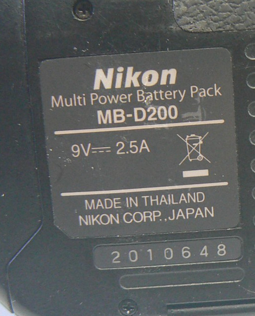 Nikon MB-D200 Multi Power Battery Pack Grip FOR REPAIR DD