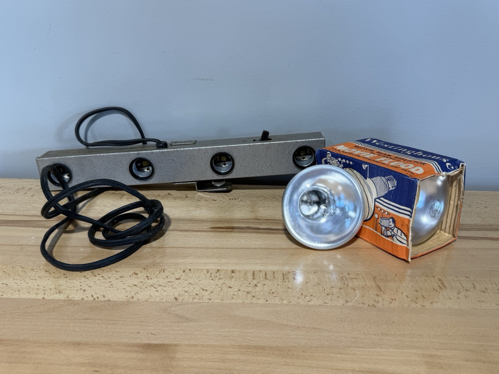 Vintage Knox Manufacturing Photography Bar lite 114 volt #K14 & bulbs not tested