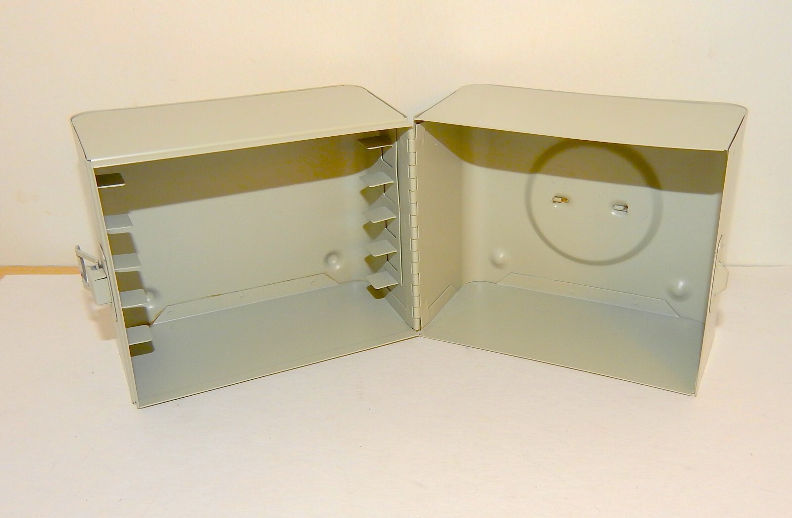 VINTAGE SMALL METAL REEL FILM CASE 6 SLOTS