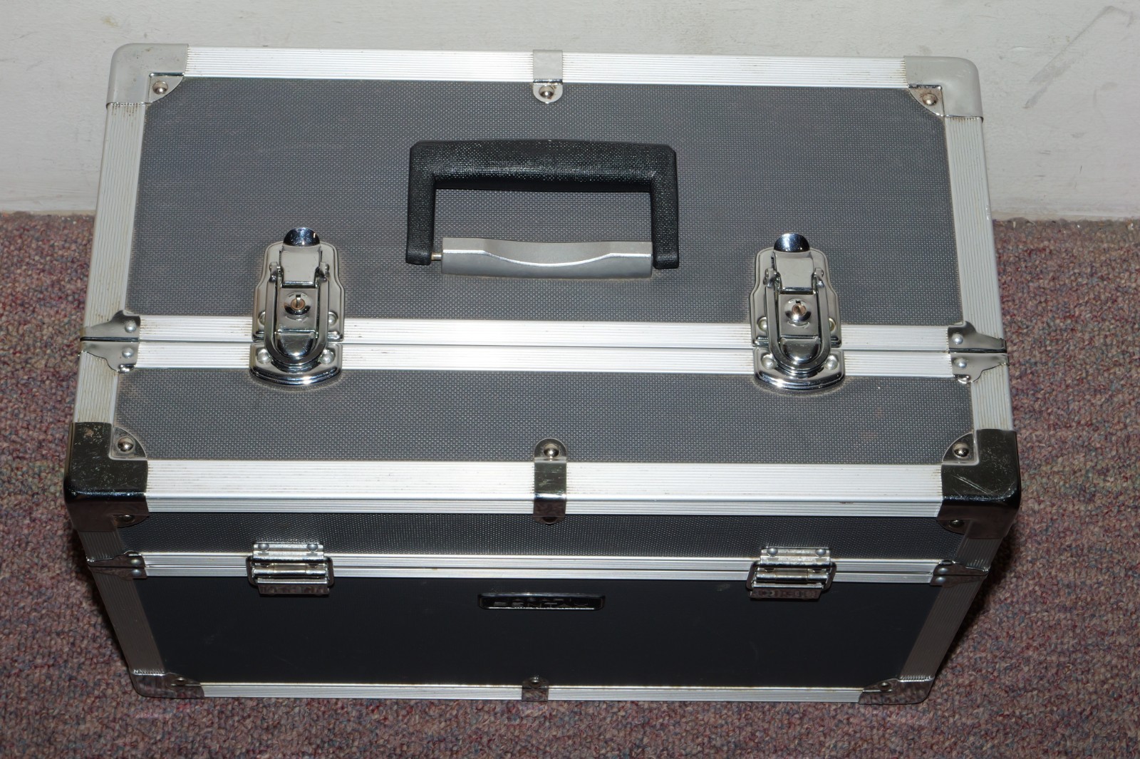 PENTAX 6×7 Original Metal Trunk Hard Case for Pentax 6×7 Cameras. Strap. Keys.