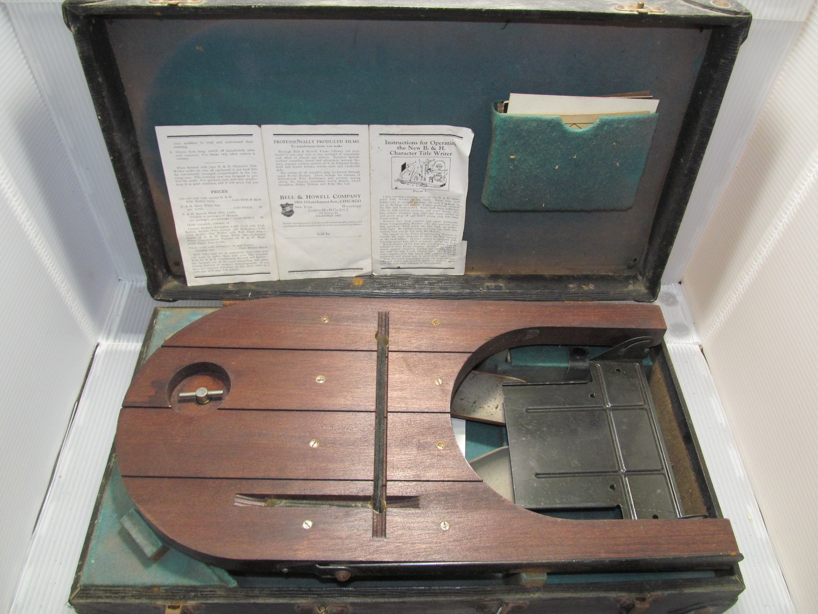 Bell & Howell 16mm Movie Titler w/ FX Cards, in carrying case