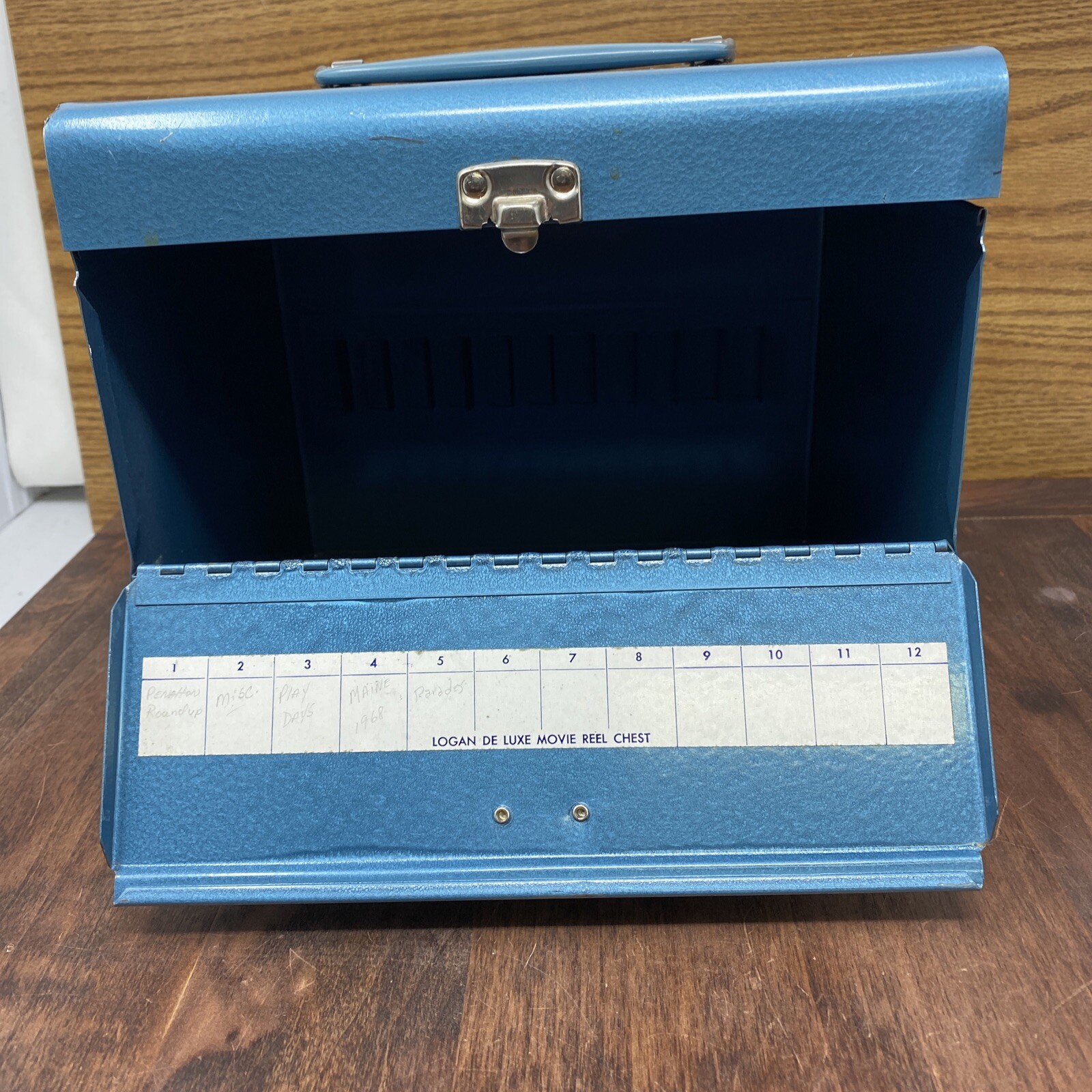 Vintage Blue Logan De luxe Metal 8mm Film Chest Carrying Case-Holds x12 5″ Reels